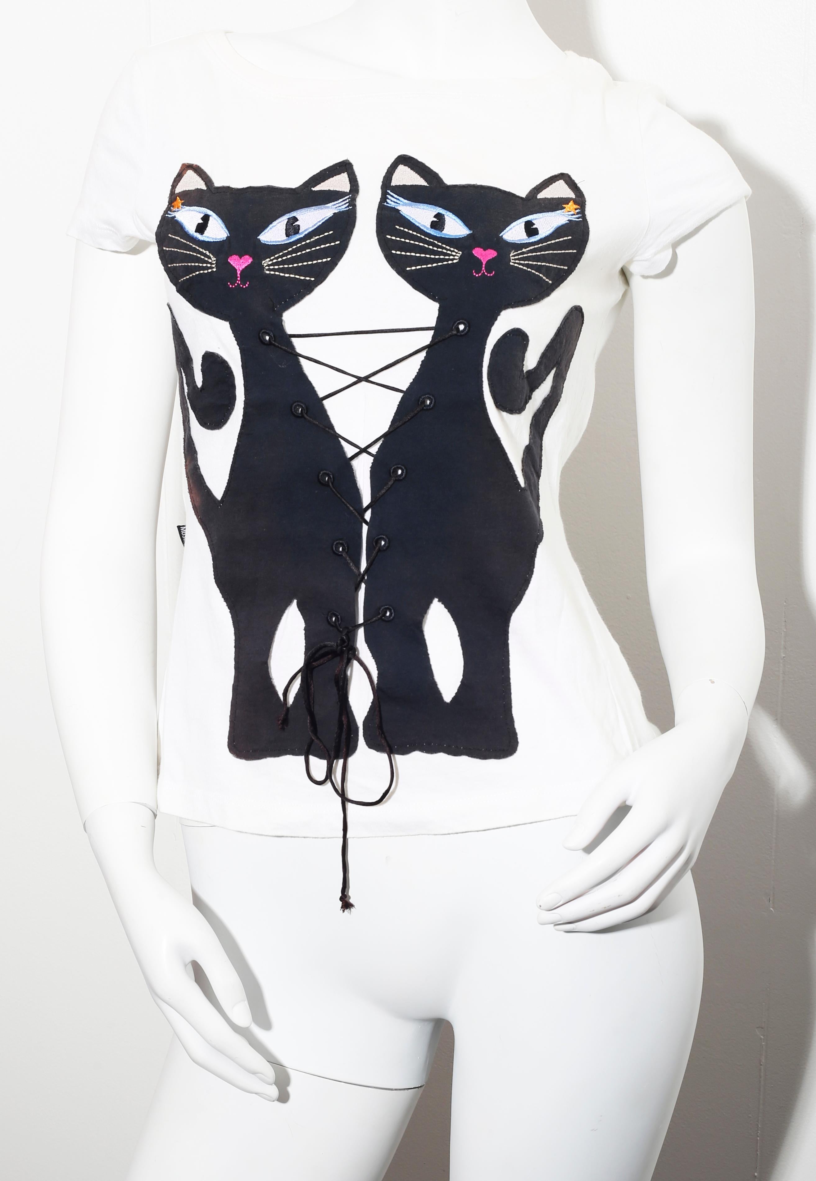 Chic und Unique Vintage 1990's Moschino Couture Zwillingskatzen Interlace Bustier weiß und schwarz strech t-shirt
Mit  Spitze
Vintage nie getragen, gekauft als Sammlerstück
Hergestellt in Italien
Markierte Größe Italien 42 US 8 kann auch auf
