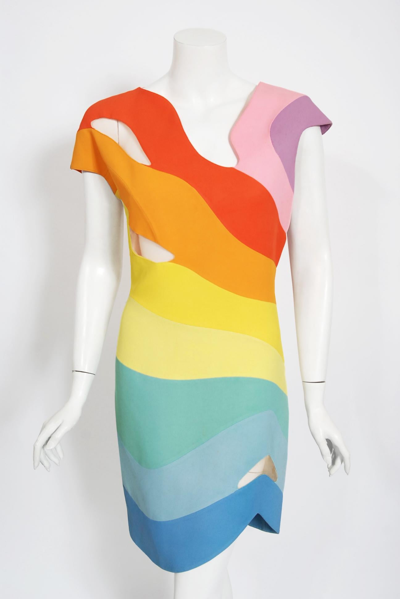 Vintage 1990 Thierry Mugler Couture dokumentiert Regenbogen Bodycon Cut-Out Kleid (Beige)