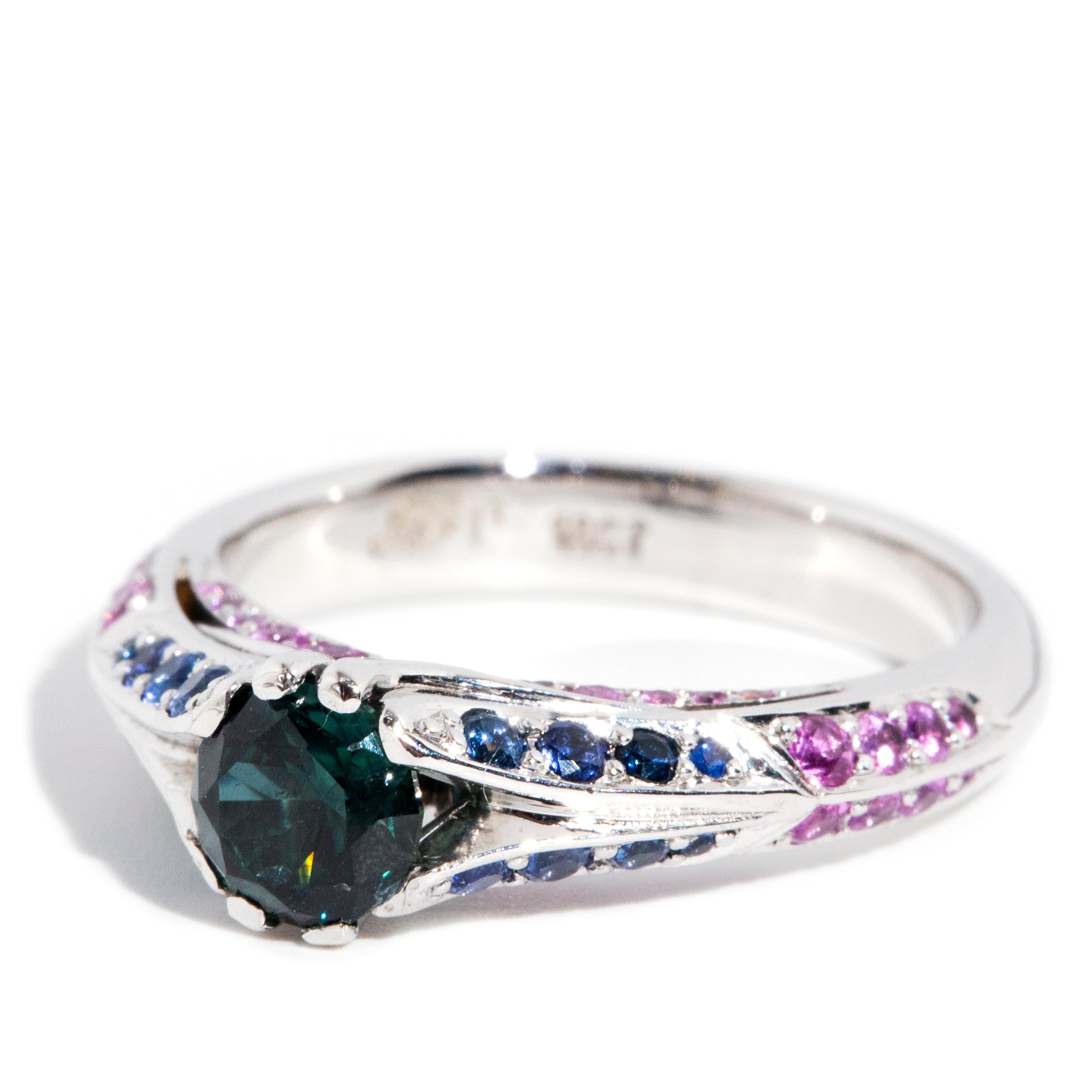 Modern Vintage 1990s 0.87 Carat Teal Pink & Blue Sapphire Ring 18 Carat White Gold For Sale