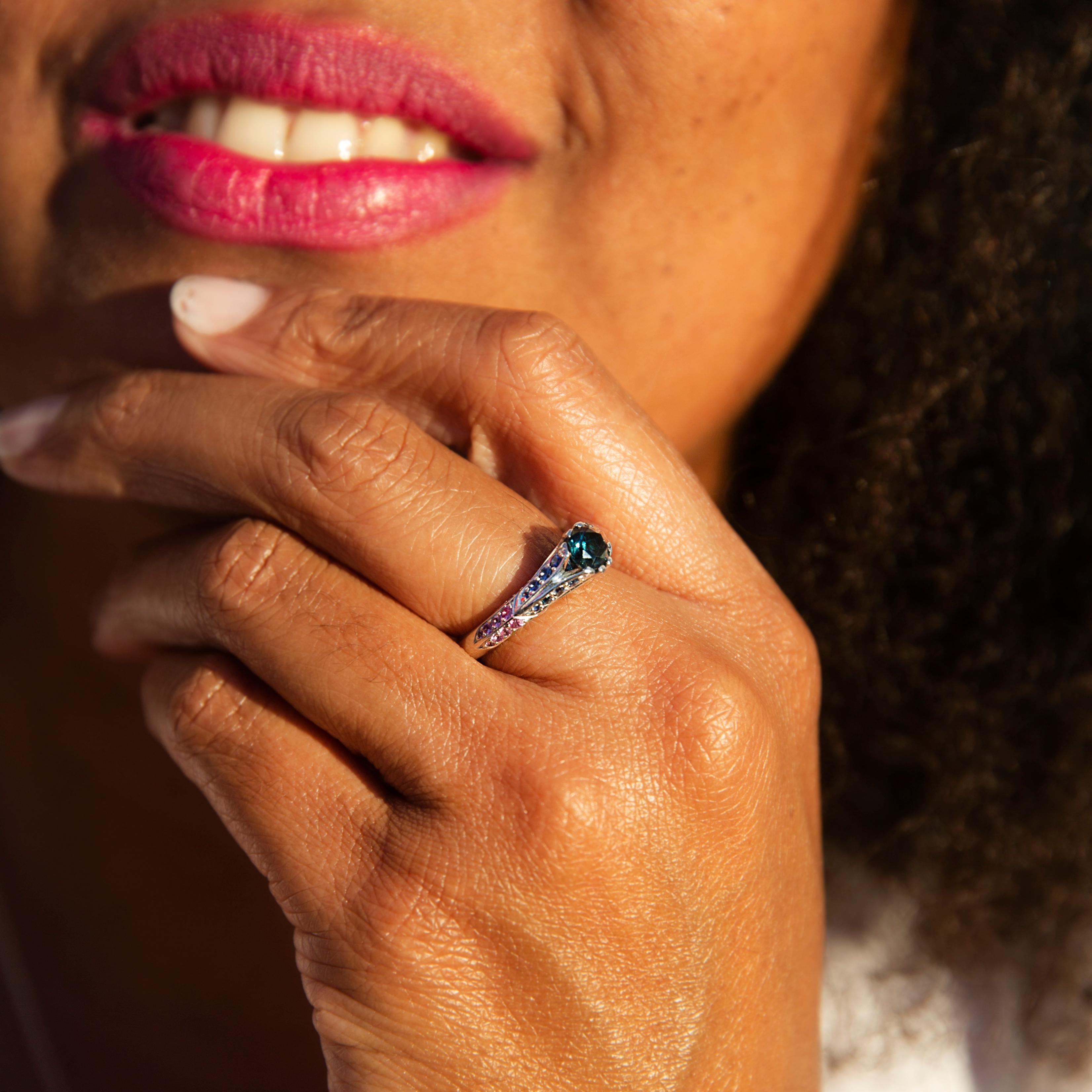 Vintage 1990s 0.87 Carat Teal Pink & Blue Sapphire Ring 18 Carat White Gold For Sale 1