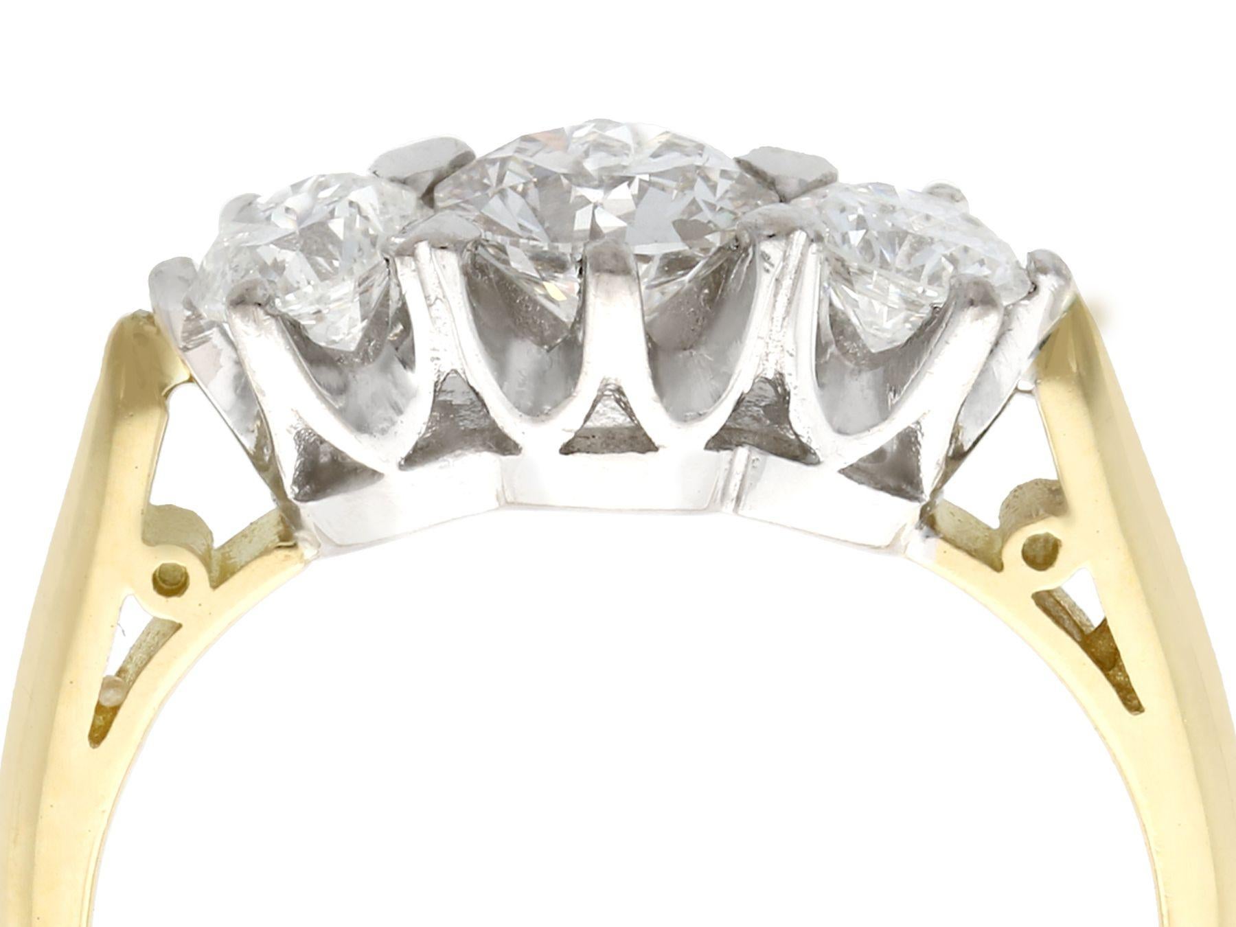 Une belle et impressionnante bague ancienne de trilogie sertie de 1,18 carat de diamants et d'or jaune 18k, d'or blanc 18k ; faisant partie de nos diverses collections de bijoux anciens et de bijoux de succession.

Cette bague trilogie de diamants