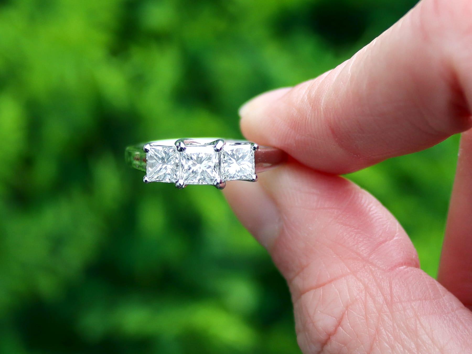 Una fina e impresionante trilogía de diamantes de 1,34 quilates (total) y oro blanco de 18 quilates; forma parte de nuestras diversas colecciones de joyas vintage y joyas de herencia.

Este fino e impresionante anillo trilogía de diamantes ha sido