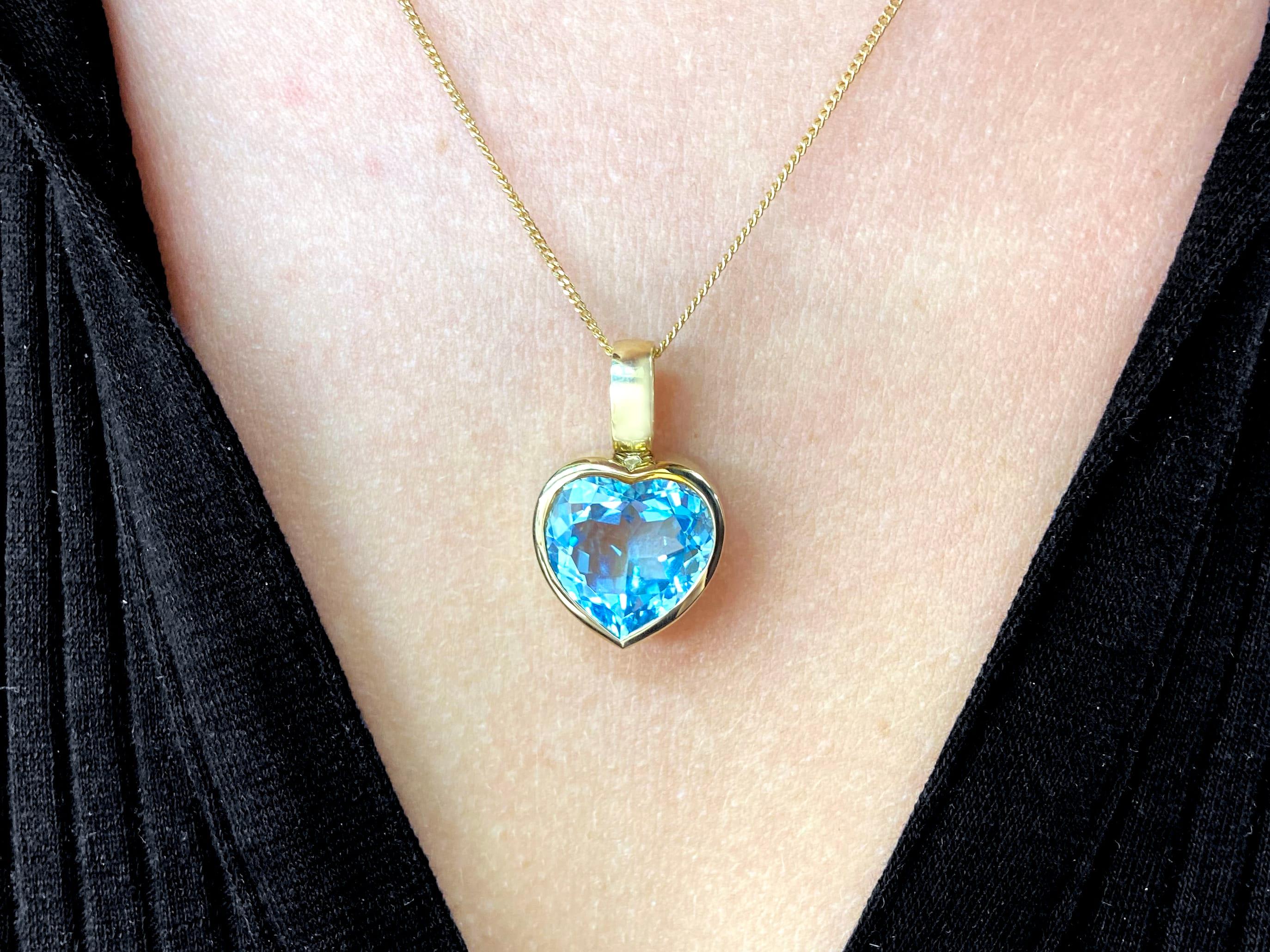 A fine and impressive 13.50 carat blue topaz and 9 karat yellow gold heart shaped pendant; part of our diverse vintage jewelry and estate jewelry collections.

This fine and impressive topaz heart pendant has been crafted in 9k yellow gold.

The