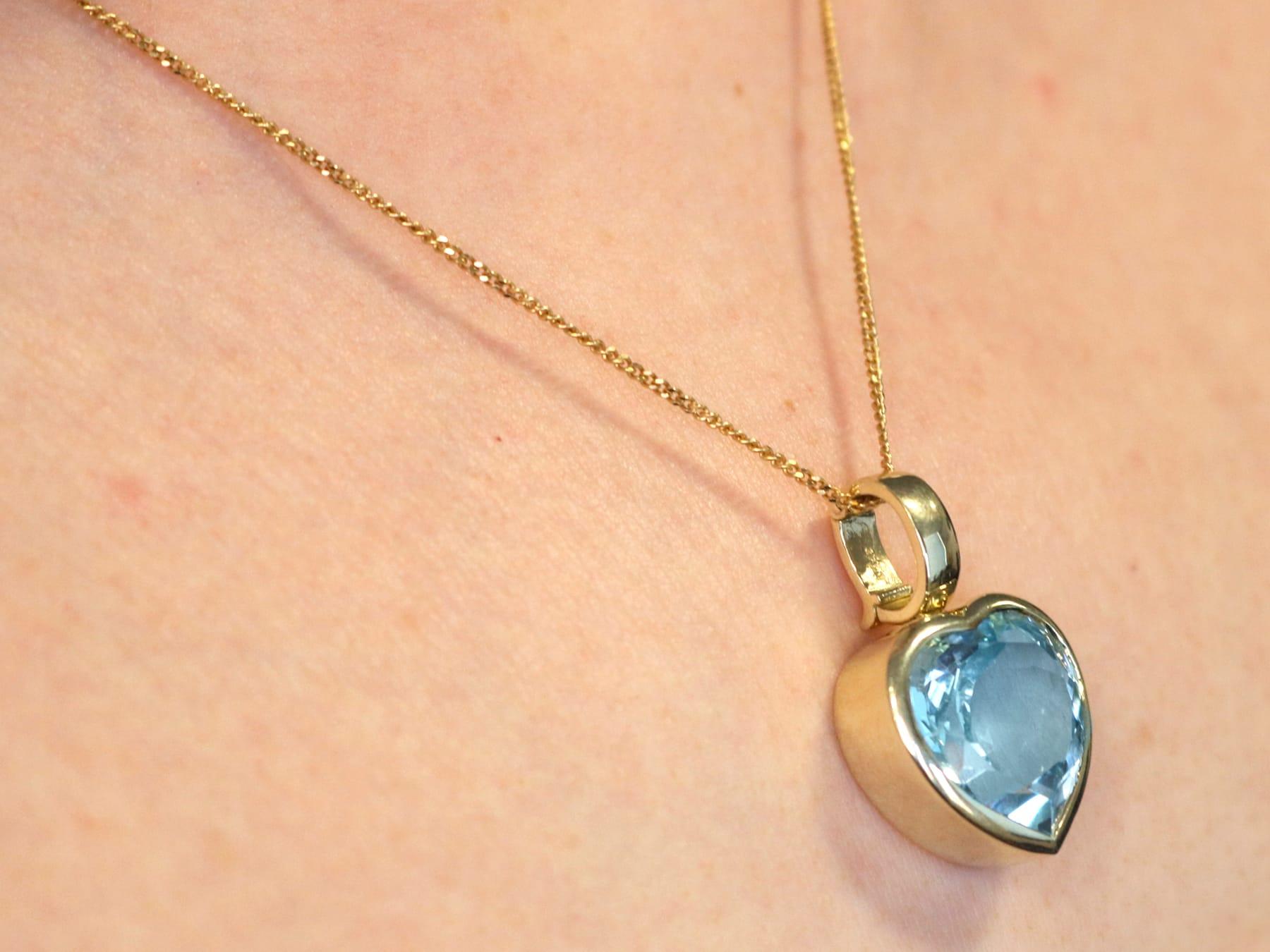 Vintage 1990s 13.50 Carat Blue Topaz and Yellow Gold Heart Pendant For Sale 2