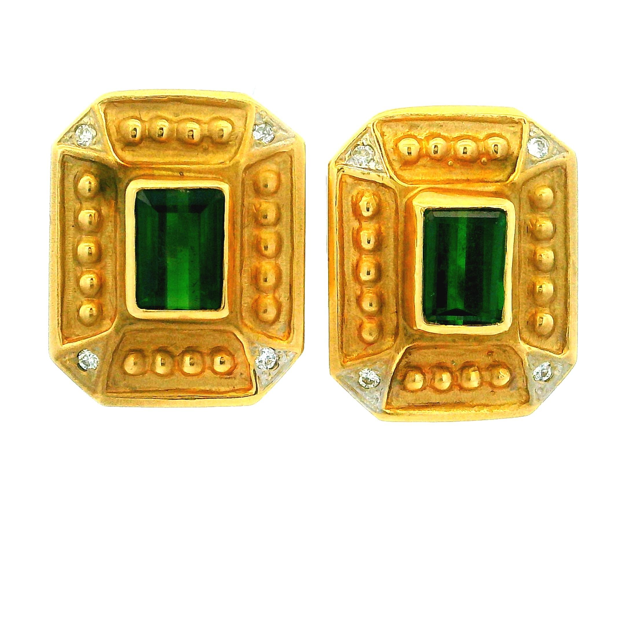 La geometría se une a la riqueza del color en estos pendientes modernistas de los años 90, elaborados en oro amarillo macizo de 14 quilates y centrados con un par de turmalinas verdes talla esmeralda que suman aproximadamente 2,00 quilates. El