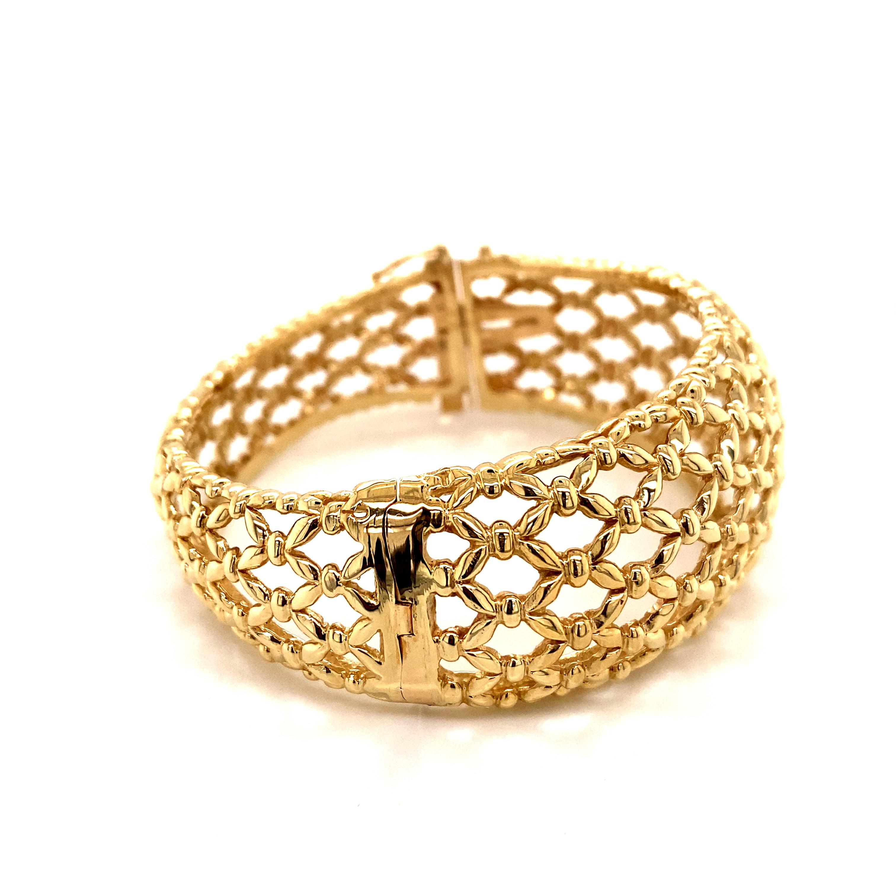 Vintage 1990’s 14k Yellow Gold Basket Weave Design Bangle Bracelet In Good Condition For Sale In Boston, MA