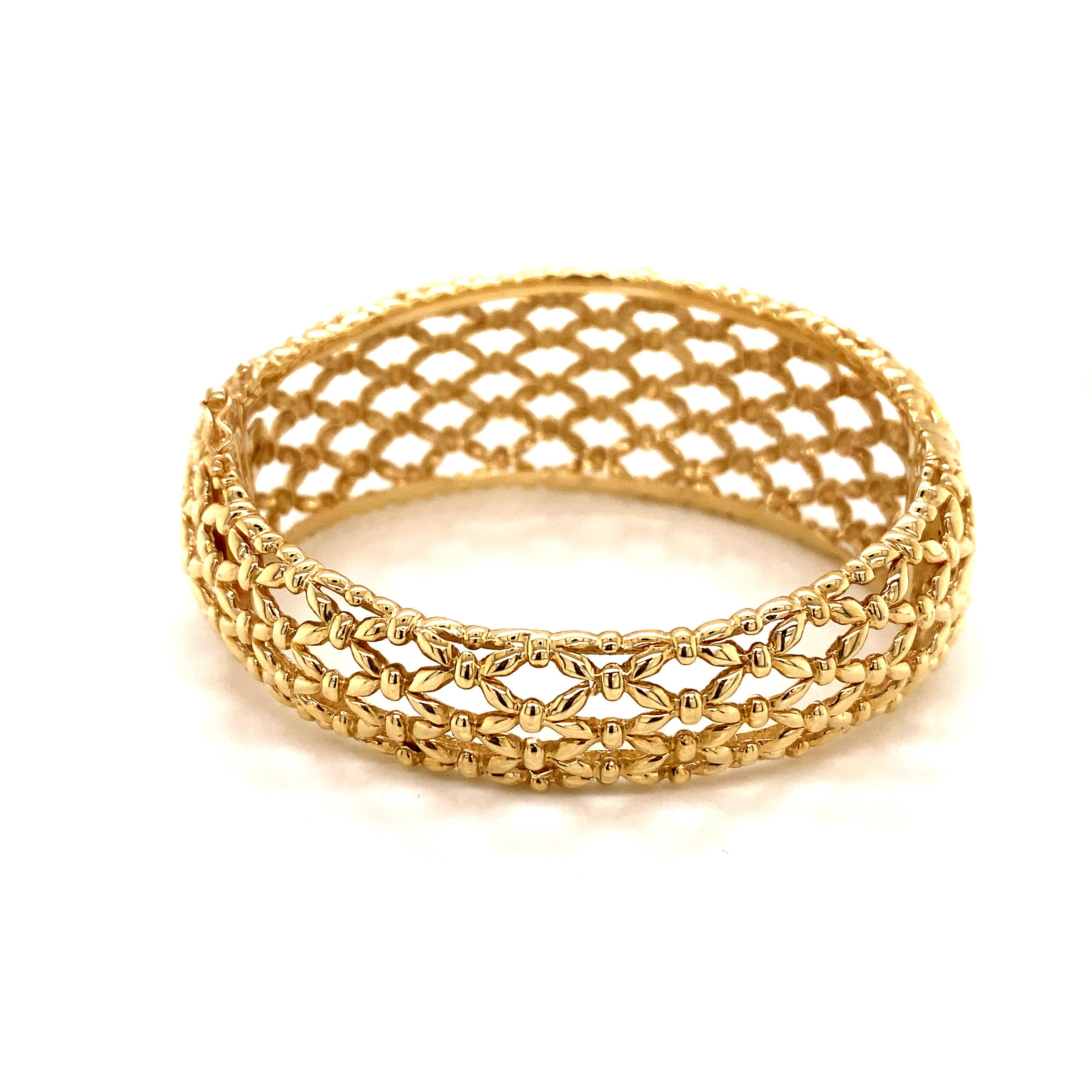 Vintage 1990's 14k Yellow Gold Basket Weave Design Bangle Bracelet Pour femmes en vente