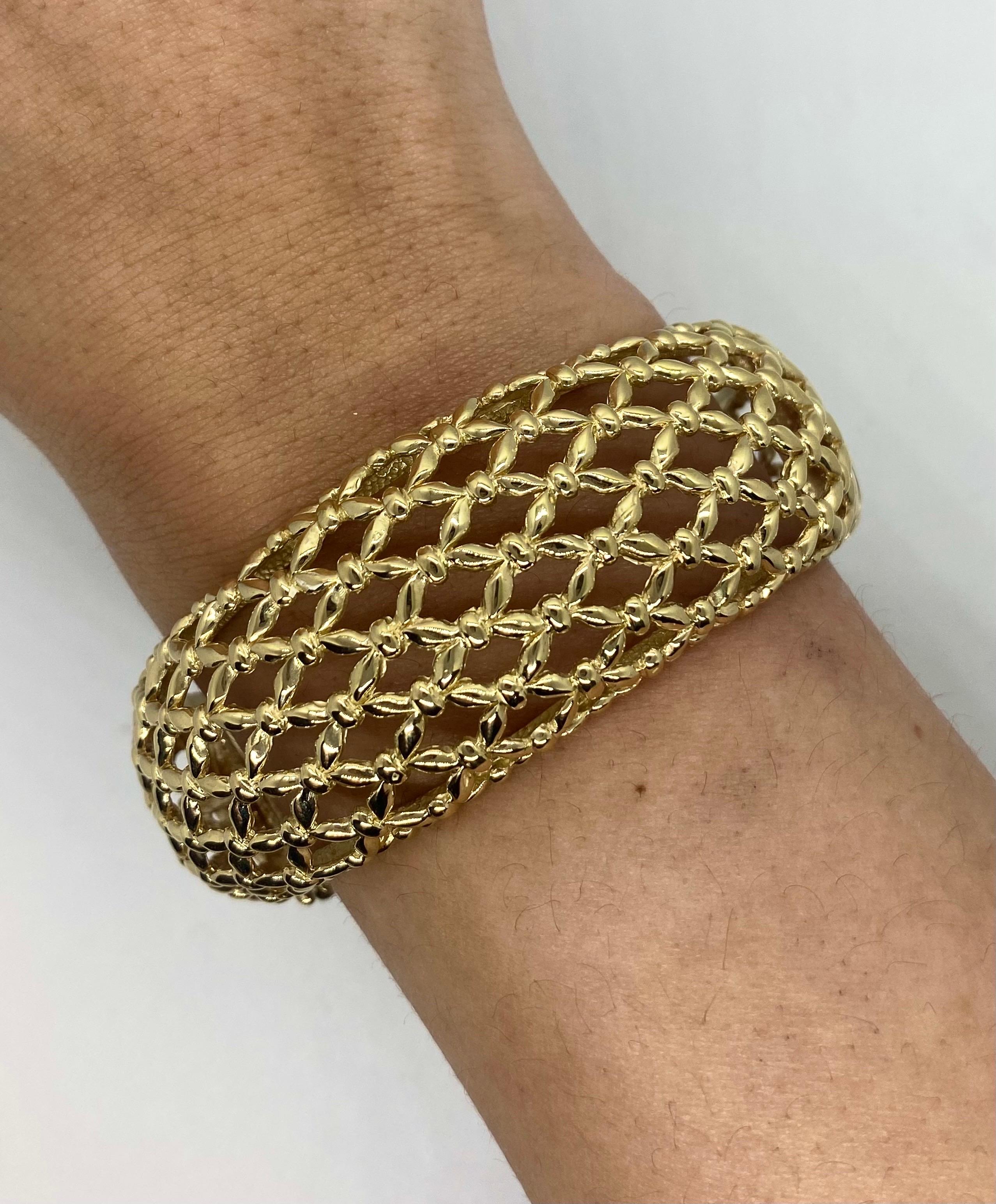 Vintage 1990’s 14k Yellow Gold Basket Weave Design Bangle Bracelet For Sale 2
