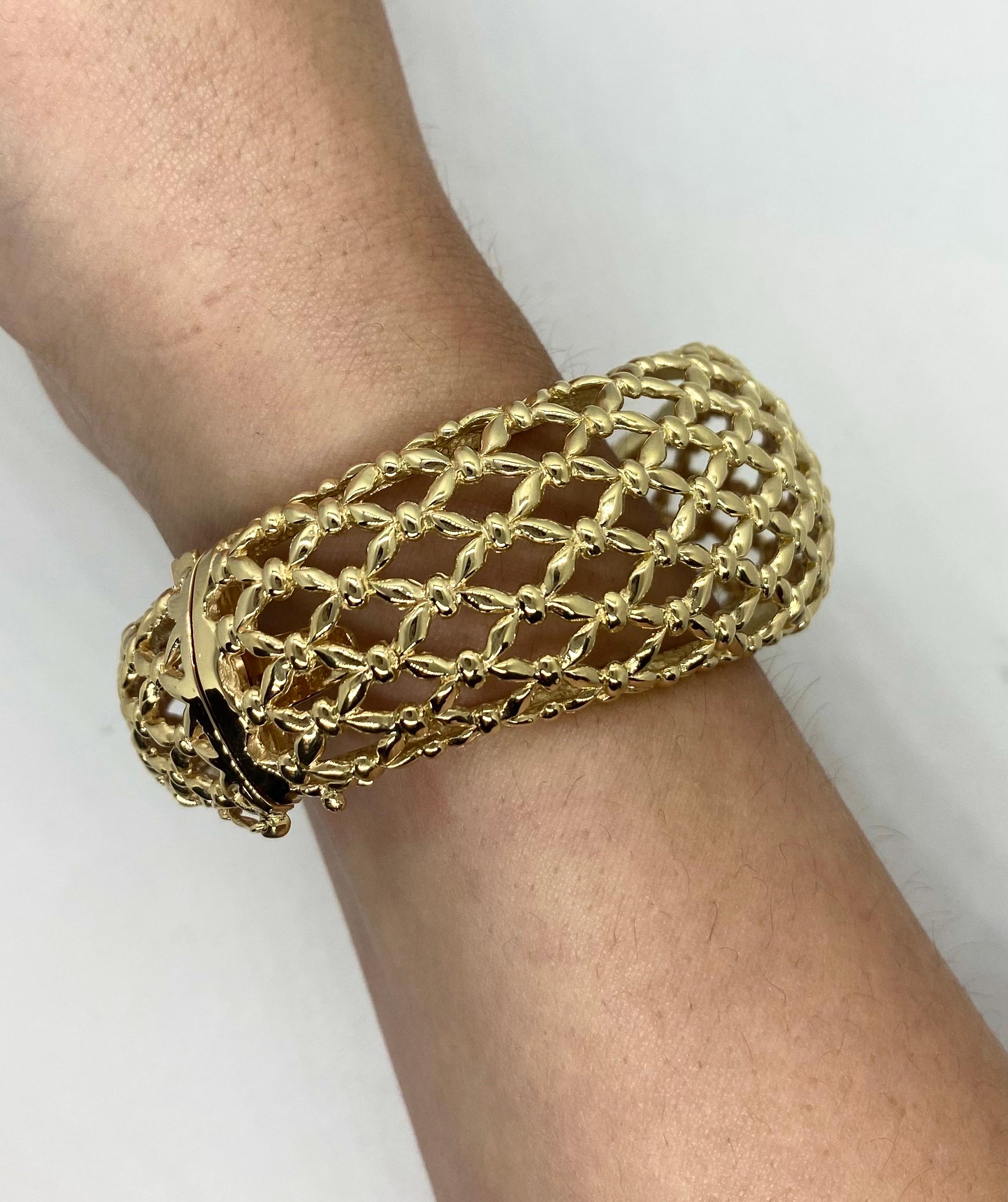 Vintage 1990’s 14k Yellow Gold Basket Weave Design Bangle Bracelet For Sale 3