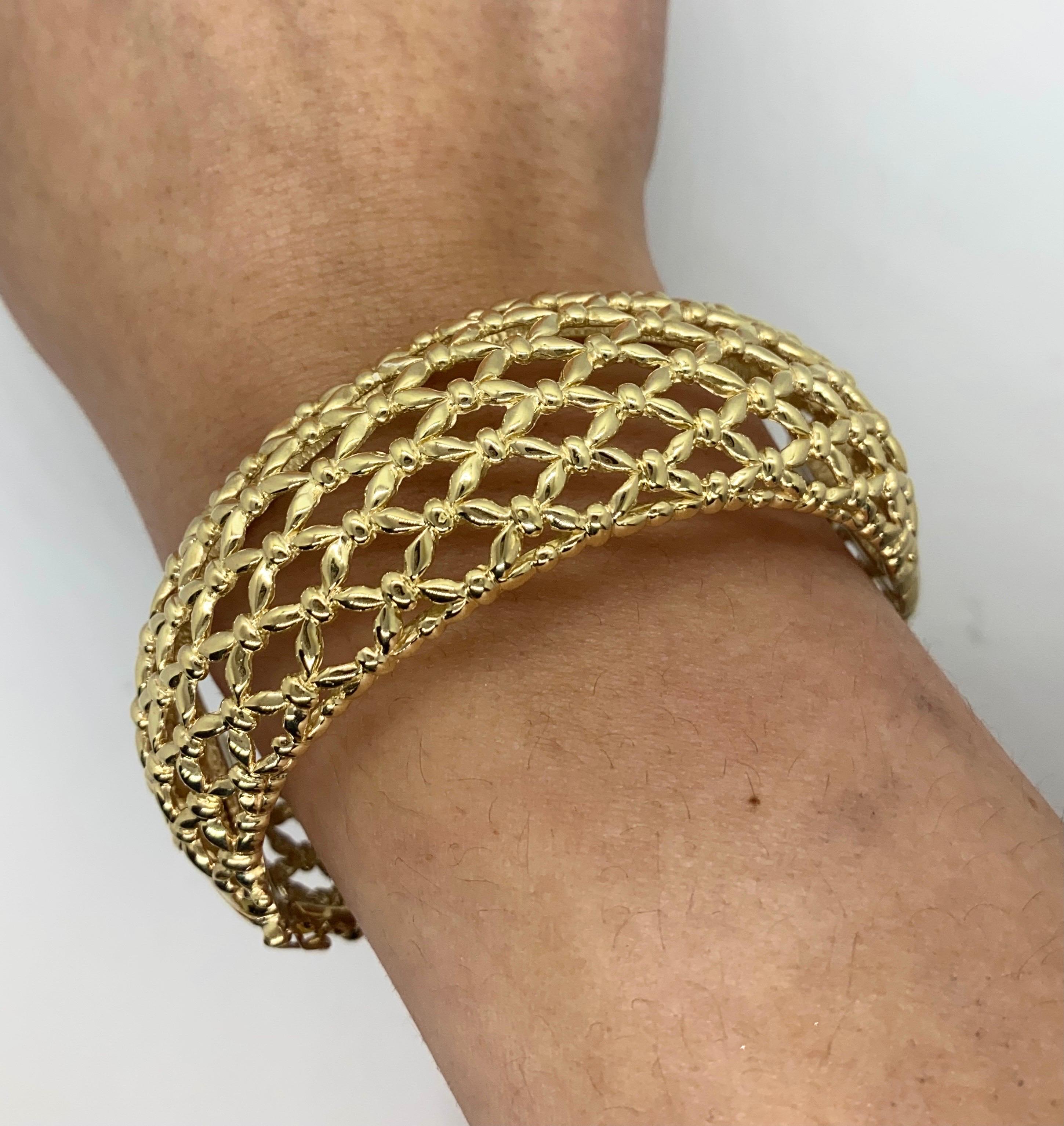 Vintage 1990’s 14k Yellow Gold Basket Weave Design Bangle Bracelet For Sale 4