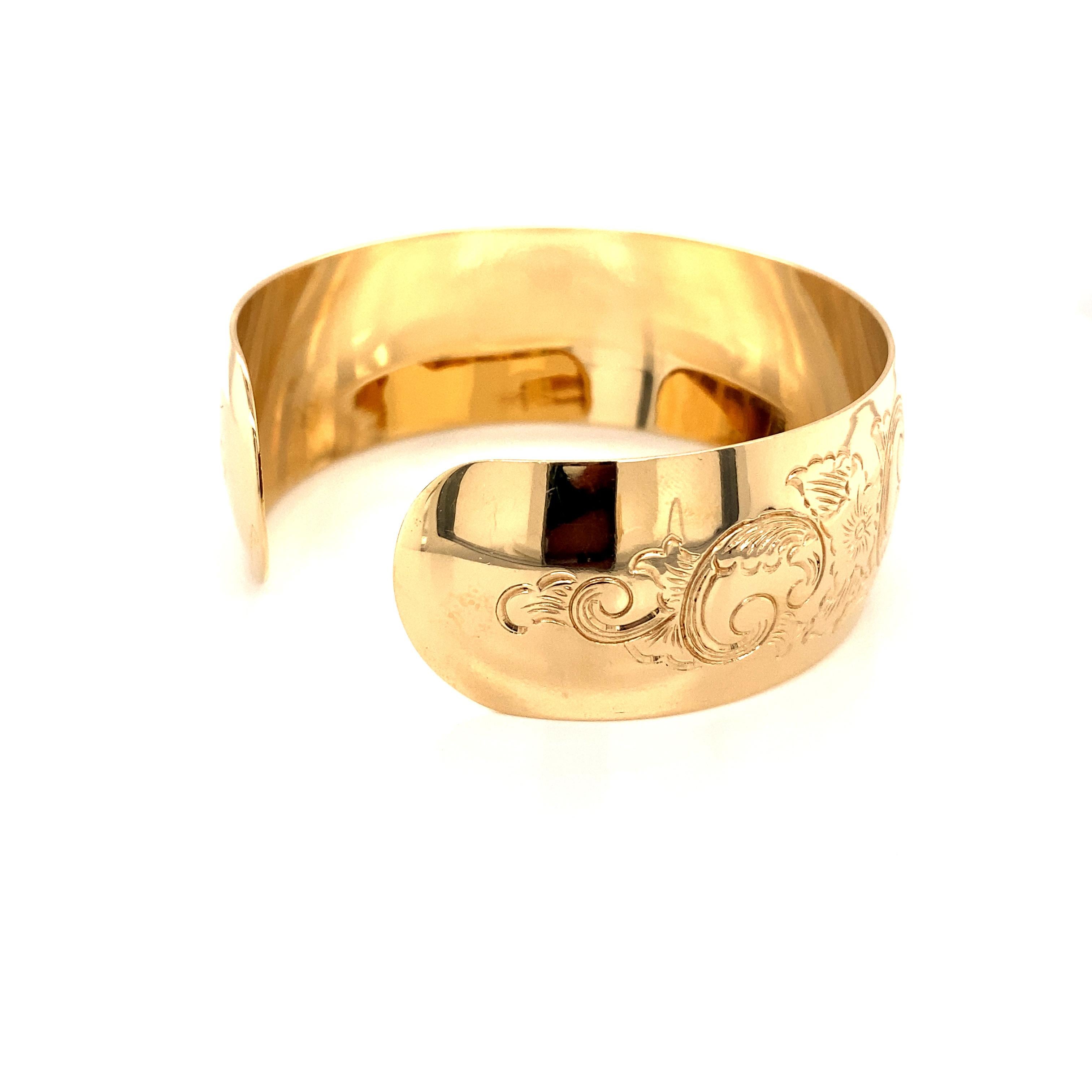 Bracelet jonc manchette vintage gravé en or jaune 14 carats, années 1990. Il y a un espace au centre pour graver un monogramme. La manchette mesure 0,88 pouce de large et pèse 33,22 g.