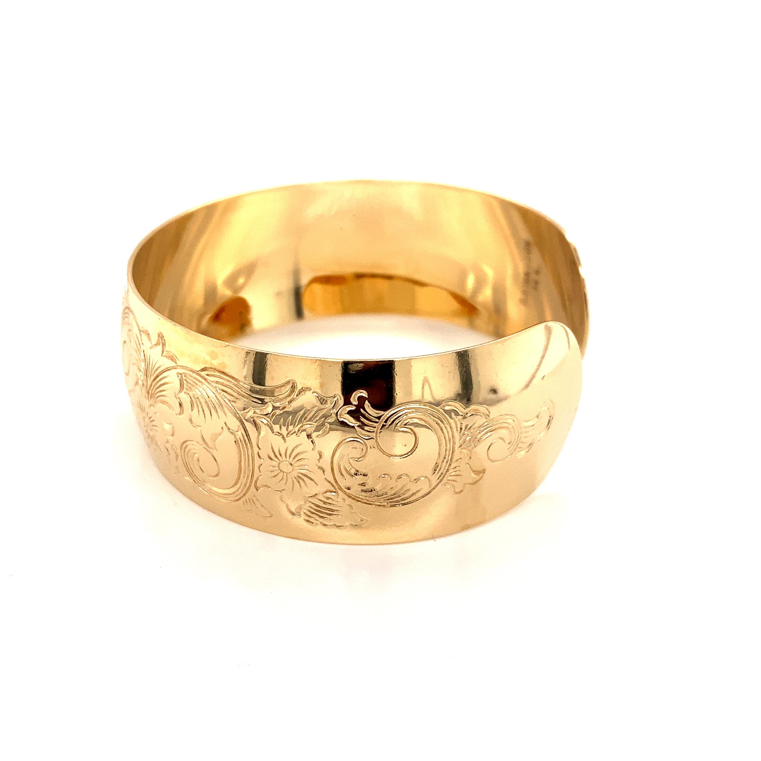 Bracelet manchette large vintage gravé à la main en or jaune 14 carats, années 1990 Excellent état - En vente à Boston, MA
