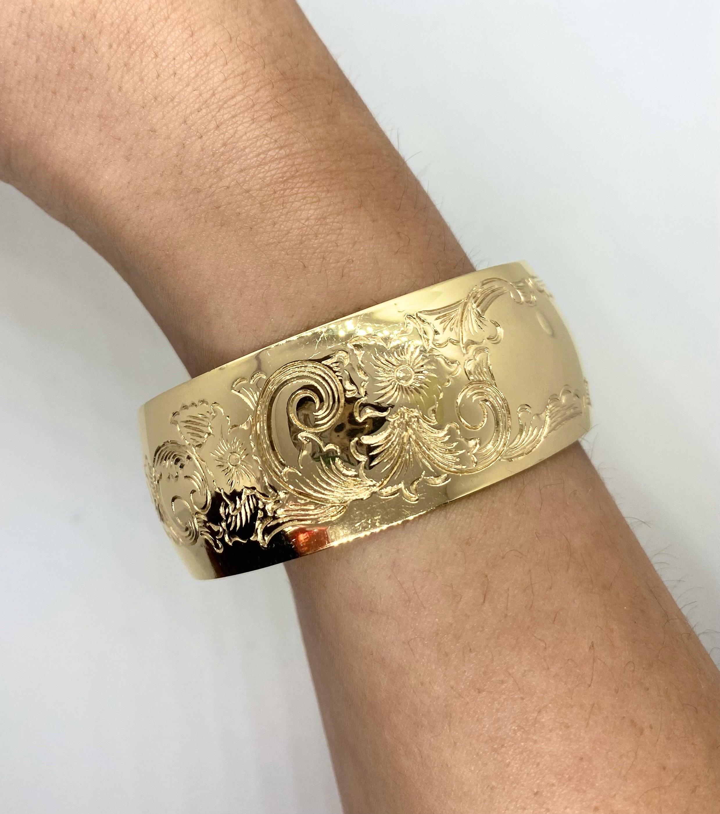 Bracelet manchette large vintage gravé à la main en or jaune 14 carats, années 1990 en vente 1