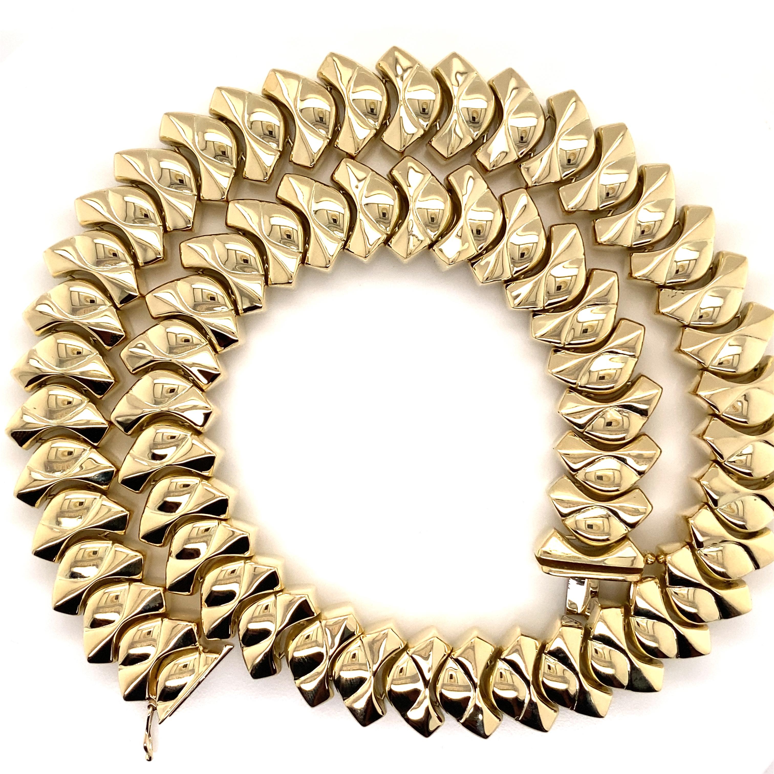 Vintage 1990's 14K Yellow Gold Italian Bold Link Choker Necklace - Le collier de fabrication italienne est 15mm de large et 16 pouces de long et dispose d'un fermoir à plongeur caché avec une sécurité en 8. Le collier pèse 74.3 grammes.