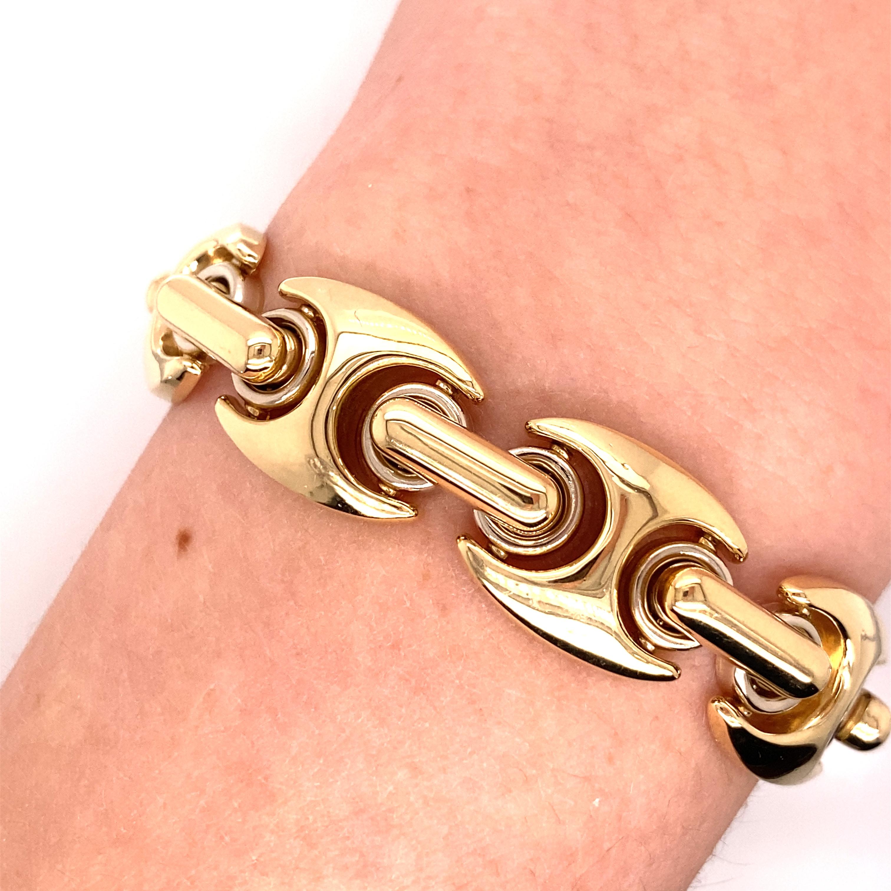 Vintage 1990's 14K Yellow Gold Italian Made Wide Link Bracelet - Le bracelet mesure 0,5 pouces de large et 7,5 pouces de long et dispose d'un fermoir à piston caché intégré dans un lien avec un verrou de sécurité. Le bracelet pèse 28,84 grammes