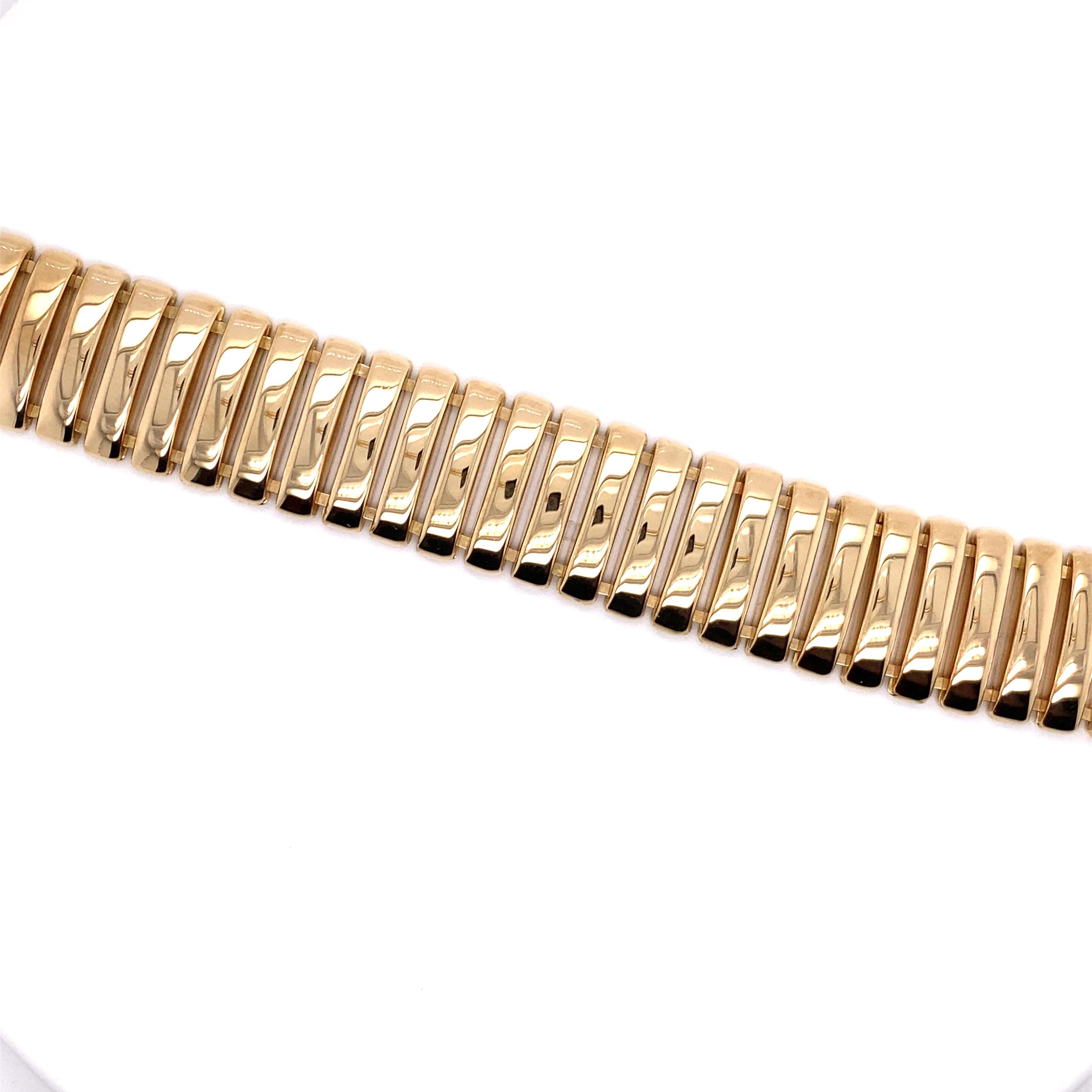Bracelet italien à maillons larges en or jaune 14 carats des années 1990 - Ce bracelet de conception italienne en forme de serpent mesure 0,75 pouce de large et 7,25 pouces de long et dispose d'un fermoir à poussoir caché. Le bracelet pèse 40,49