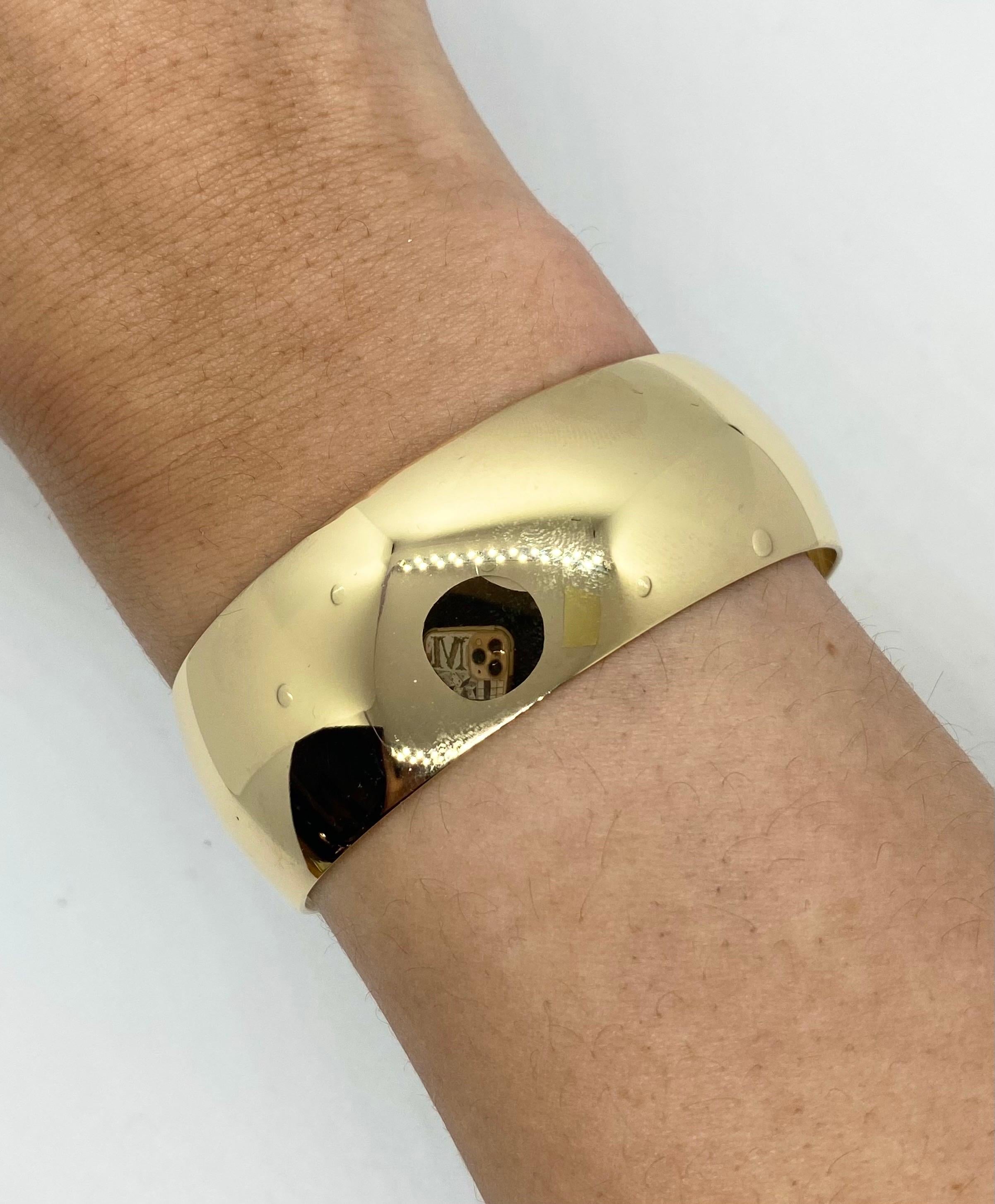 Vintage 1990’s 14k Yellow Golf Wide Cuff Bangle Bracelet In Good Condition For Sale In Boston, MA