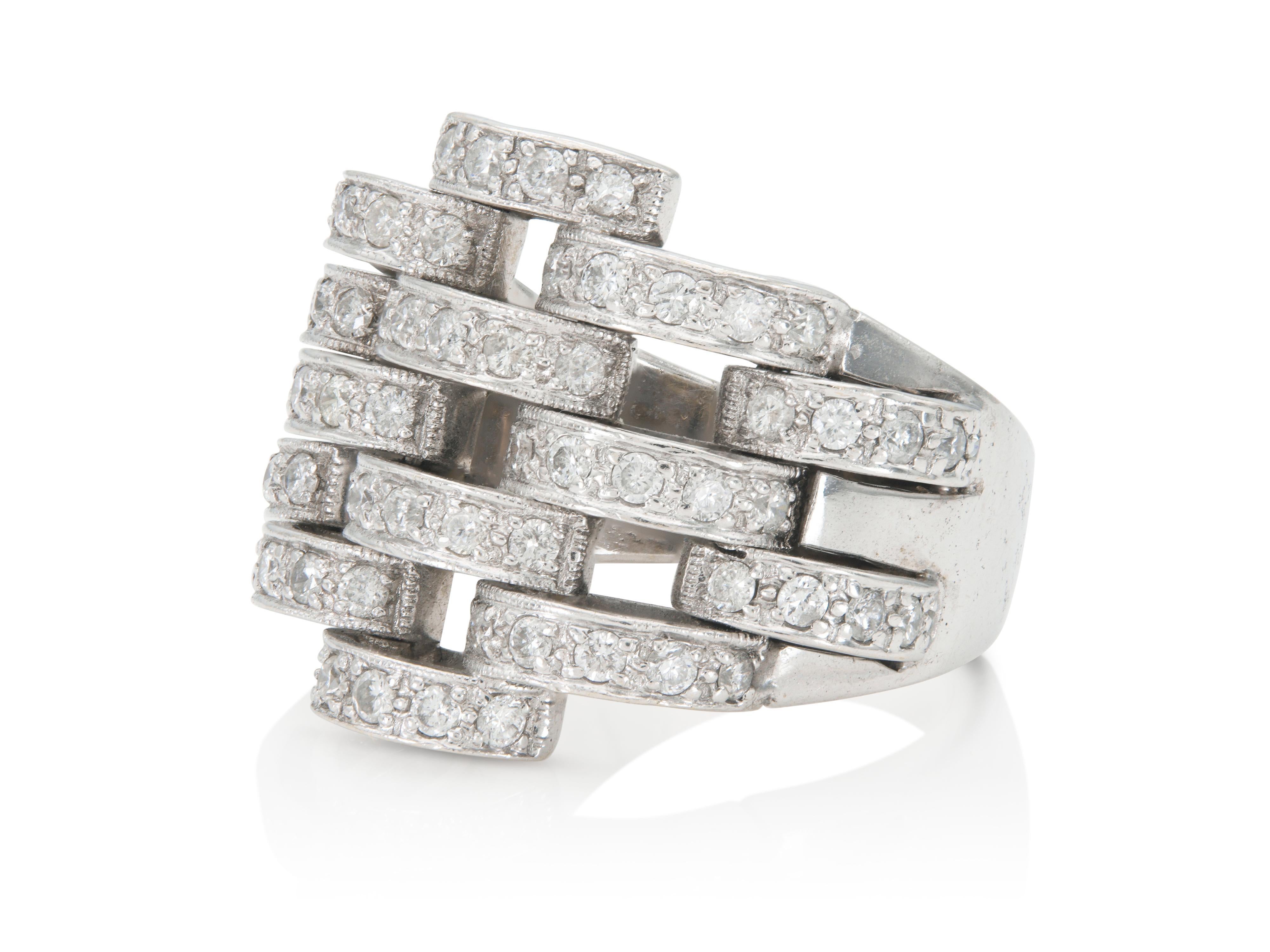 Finemente realizzato in oro bianco 18 carati con diamanti rotondi taglio Brilliante per un peso totale di circa 1,50 carati, colore H+I, purezza VS1-VS2.
Circa anni '1990
Taglia 7 1/2, ridimensionabile
Bracciale abbinato disponibile (B3155)