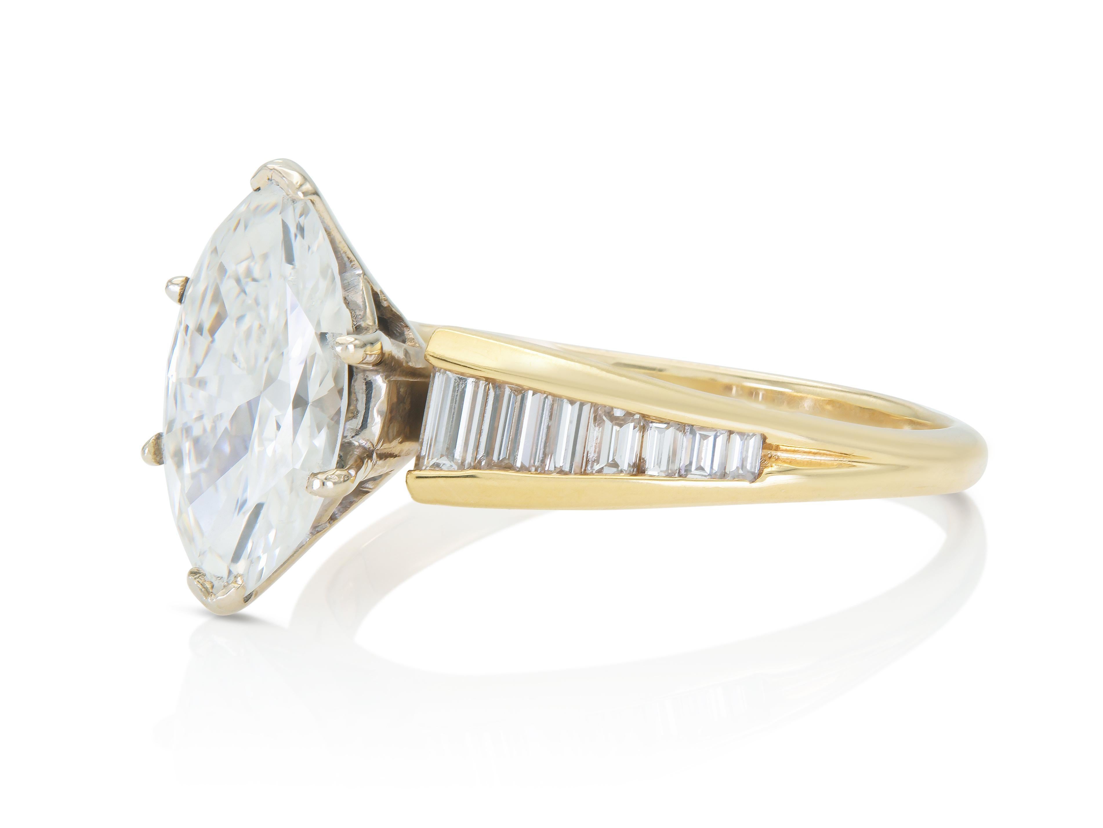 Fein in 18 Karat Gelb- und Weißgold gefertigt, mit einem zentralen Diamanten im Marquise-Schliff mit einem Gewicht von ca. 1,55 Karat, Farbe H-I, Reinheit SI1-SI2, und seitlichen Diamanten im Baguette-Schliff mit einem Gesamtgewicht von ca. 0,60