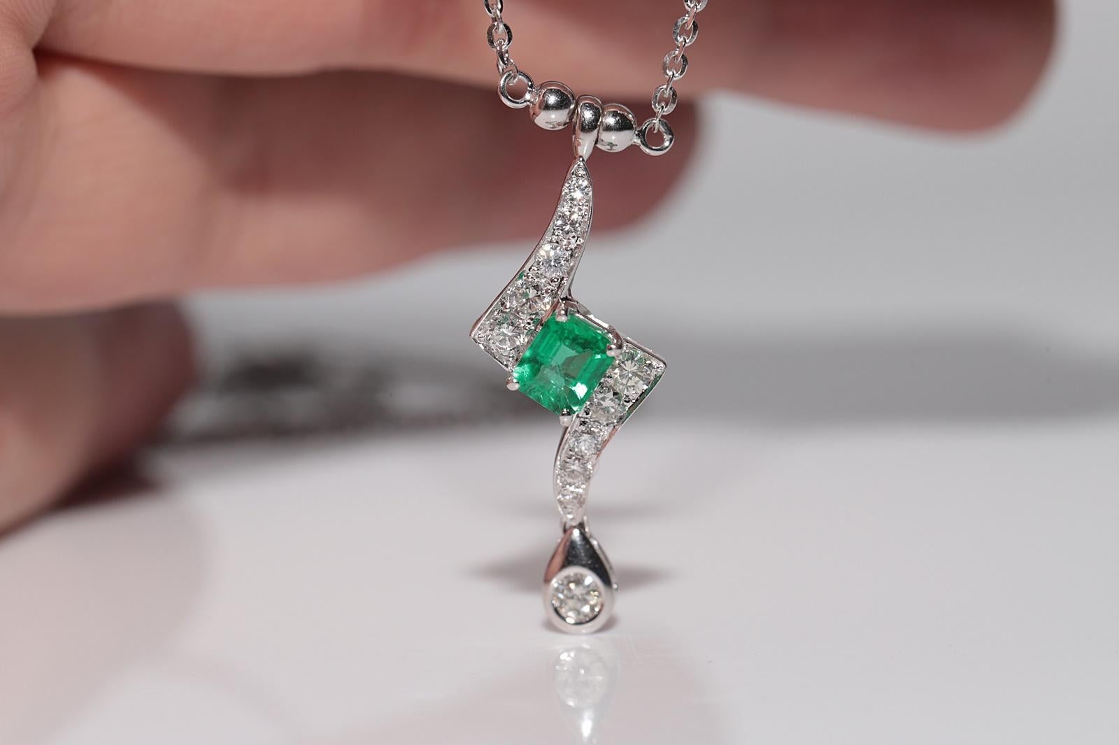 Vintage 1990er Jahre 18 Karat Gold Natürlicher Diamant und Smaragd Dekorierte Halskette Damen im Angebot