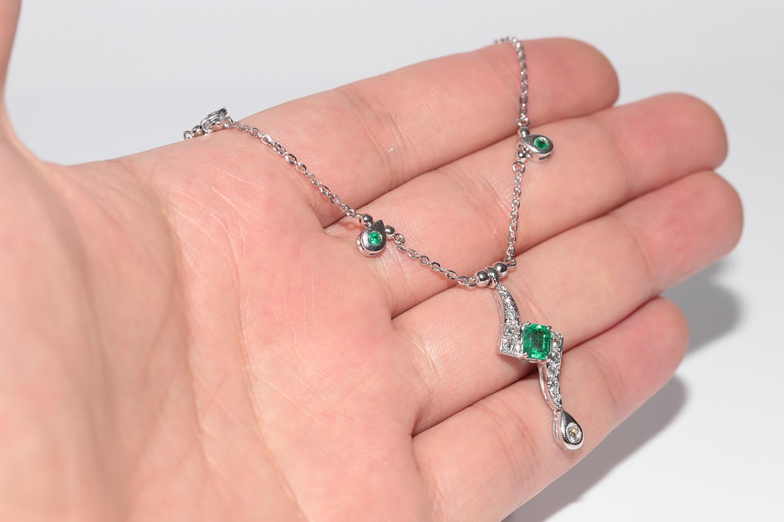 Vintage 1990er Jahre 18 Karat Gold Natürlicher Diamant und Smaragd Dekorierte Halskette im Angebot 2