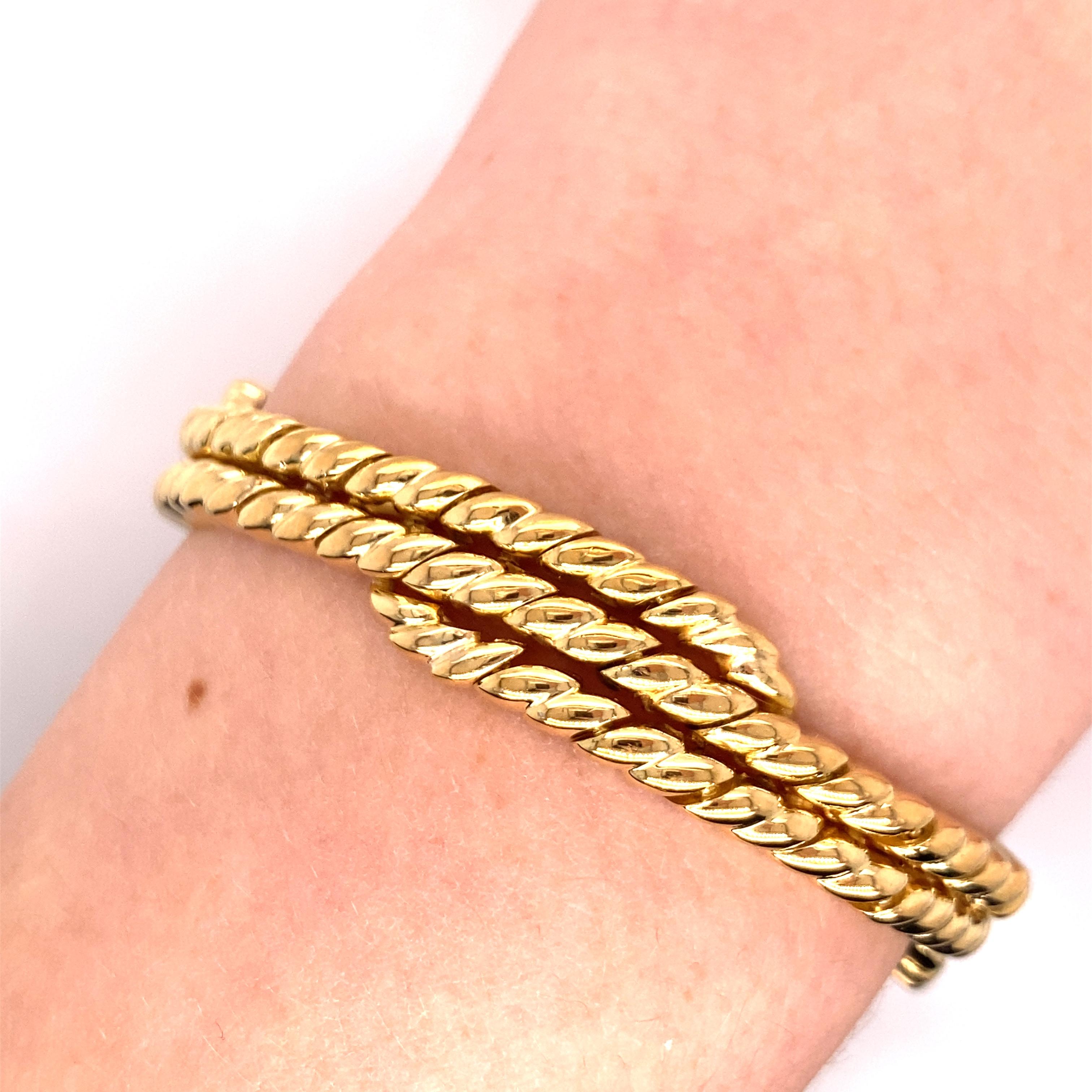 Vintage 1990's Or Jaune 18K 2-3 Row Croissant Link Bracelet - Le bracelet est composé de lourds liens coulés et dispose d'un double fermoir à piston large avec des boutons poussoirs sur le côté. La longueur du bracelet est de 7,25 pouces de long et