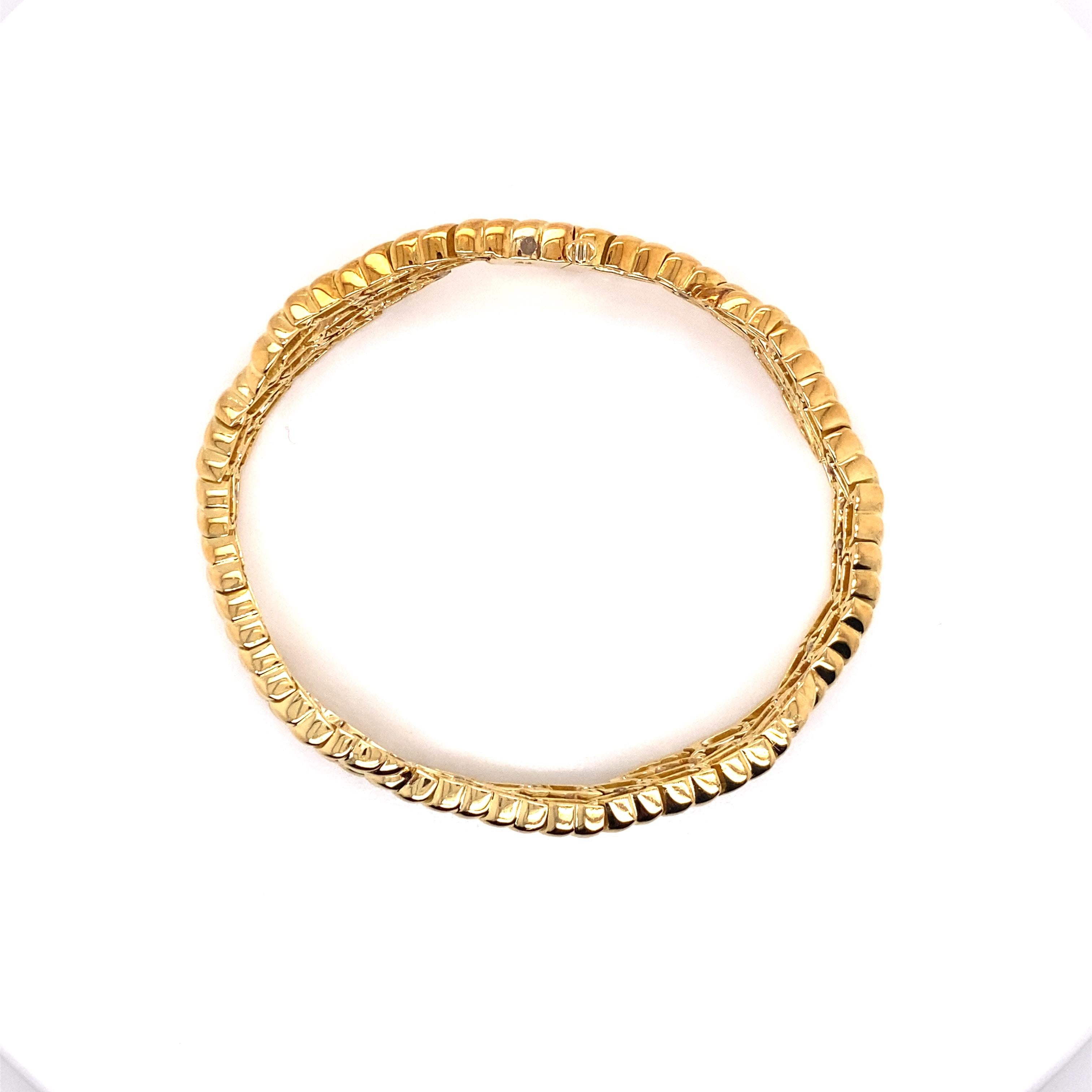 Vintage 1990's 18K Yellow Gold 2-3 Row Croissant Link Bracelet In Good Condition For Sale In Boston, MA