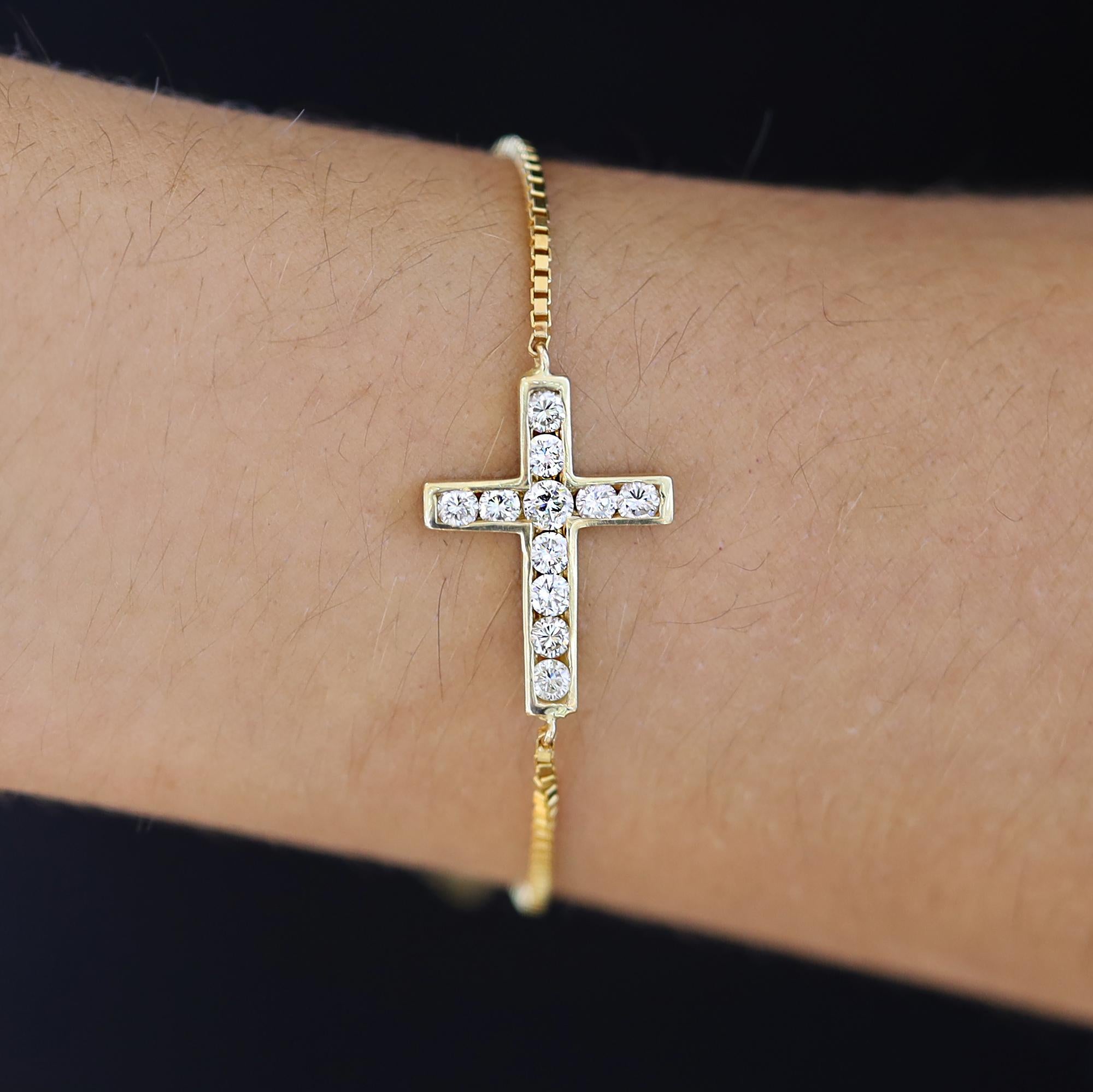 Un bracelet croix italien en or 14k et diamants, unique et astucieux. L'audacieux bracelet réglable en or jaune est centré sur une éblouissante croix de 11 diamants sertis en canal, ce qui signifie qu'il n'y a pas de griffes gênantes et que