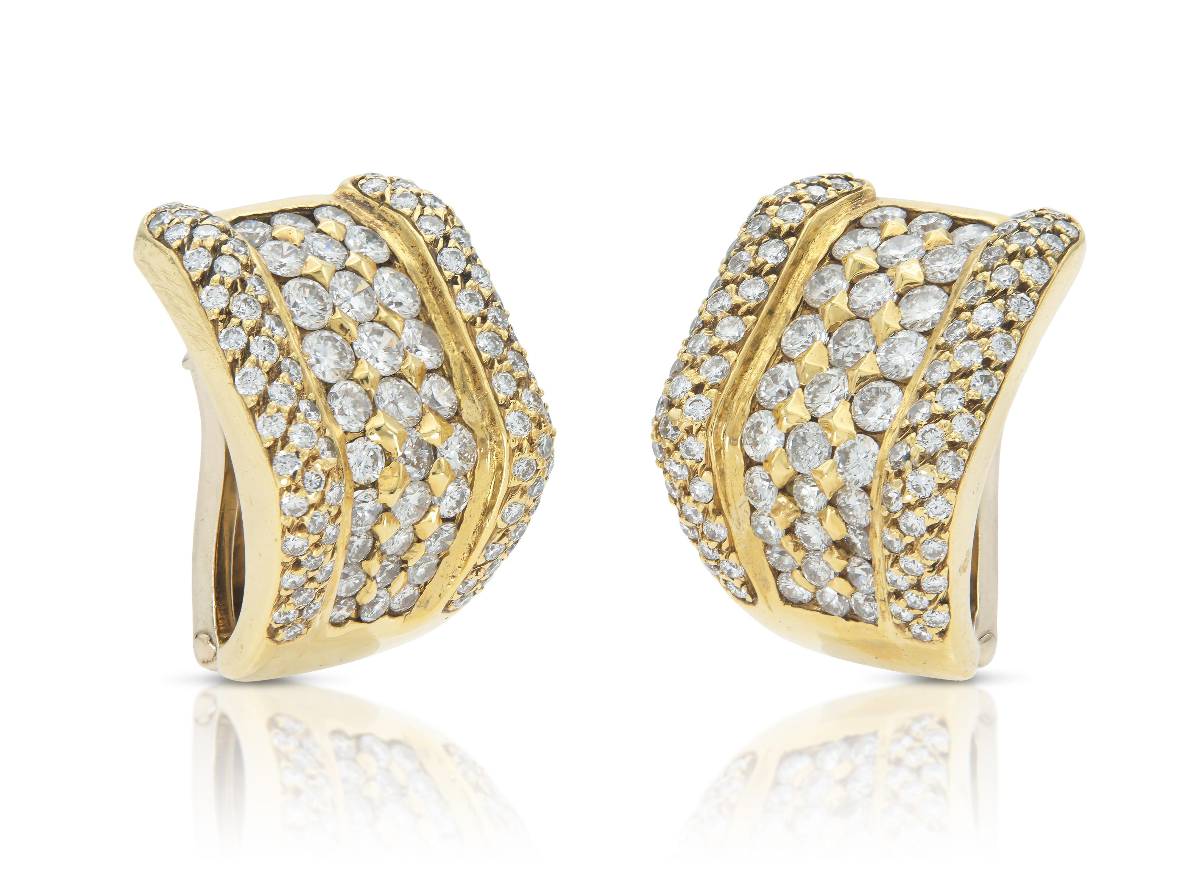 Finely crafted in 18k yellow gold featuring Round Brilliant cut Diamonds weighing a total of approximately 5.00 carats, H-I color, VS1-VS2 clarity.
Circa 1990s