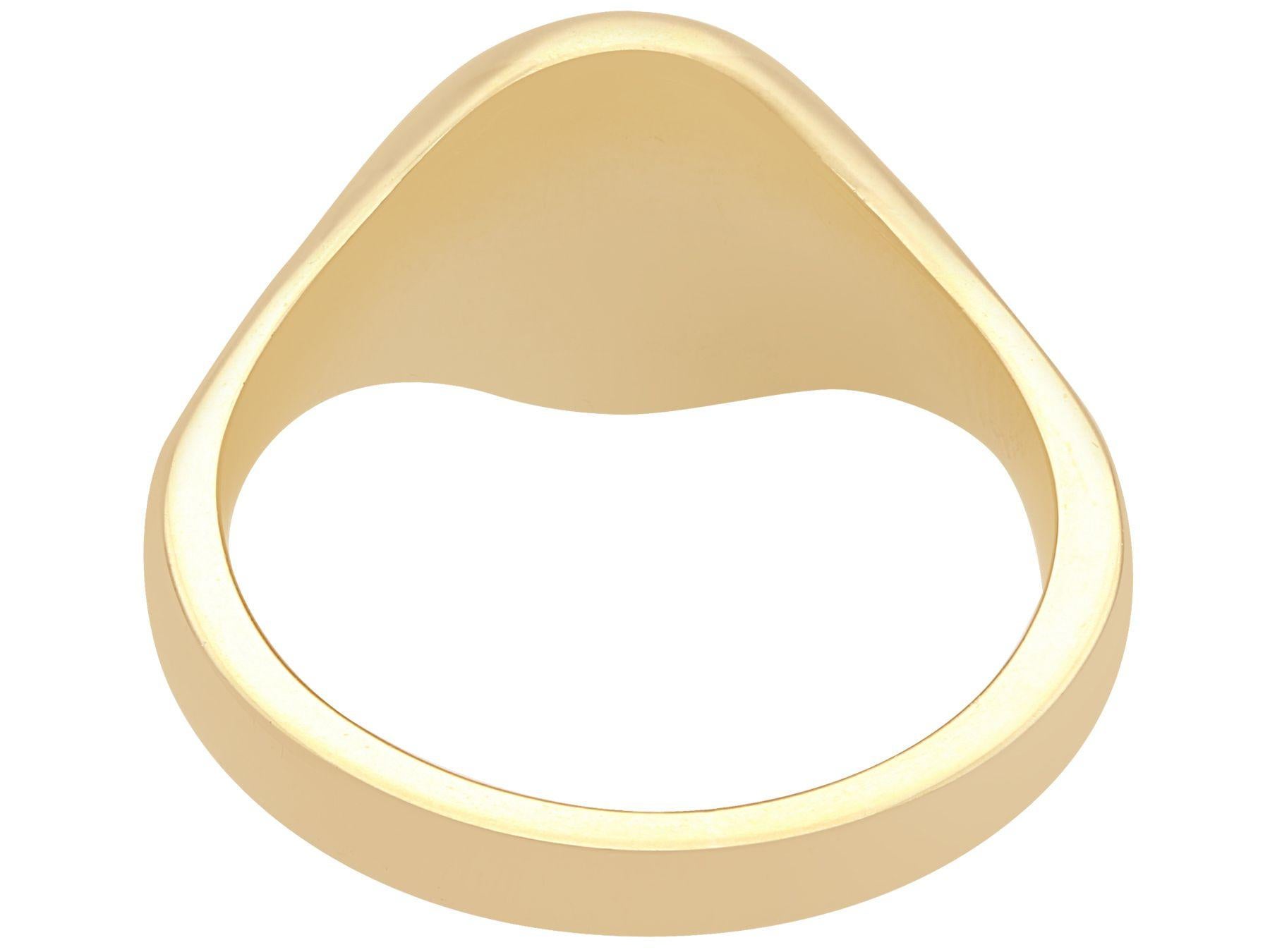 Women's or Men's Vintage 1990s 9ct Yellow Gold Signet Ring For Sale