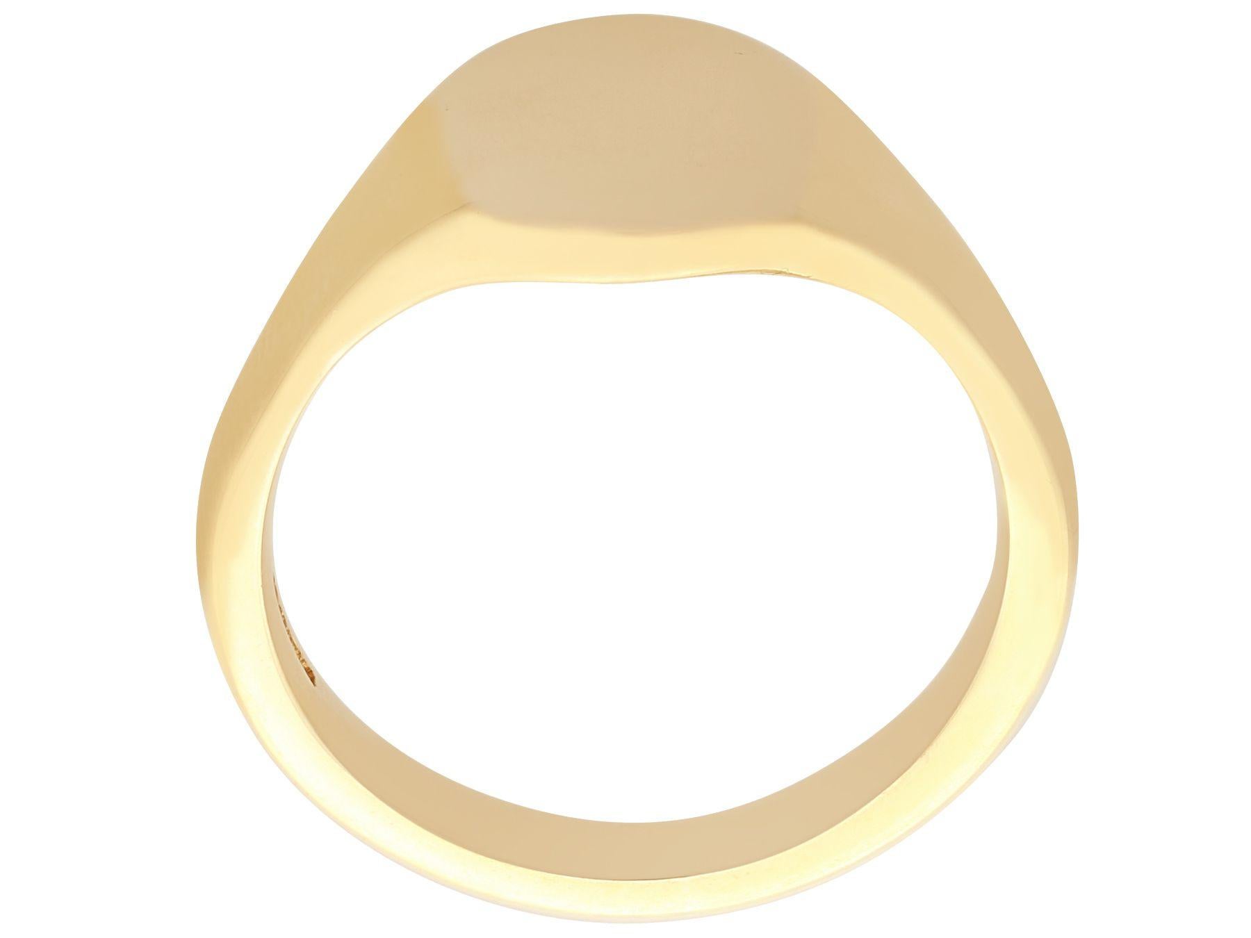 Vintage 1990s 9ct Yellow Gold Signet Ring For Sale 1