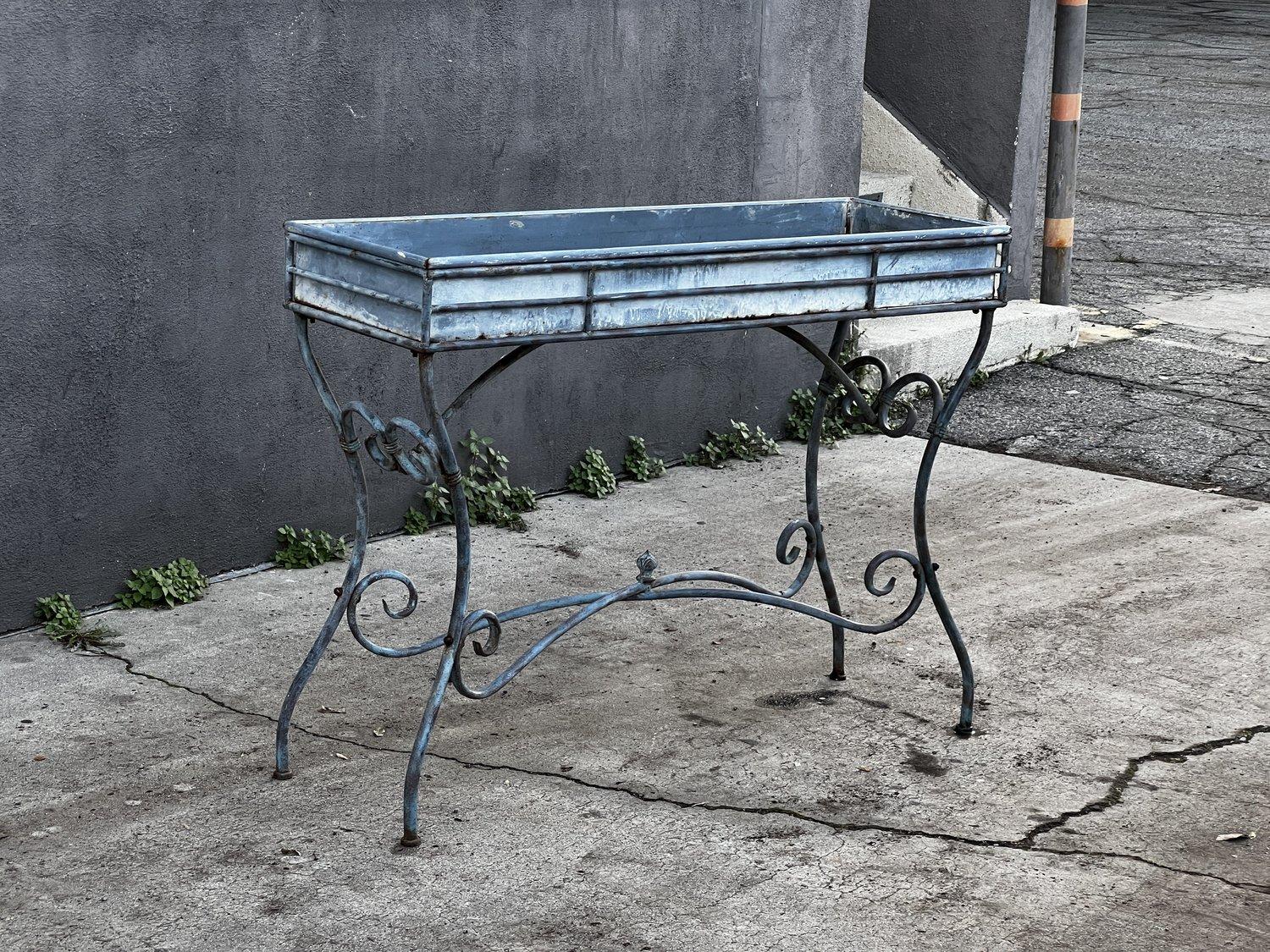 Vintage 1990 Arras Style Tall Weathered Metal Plant Stand en vente 3