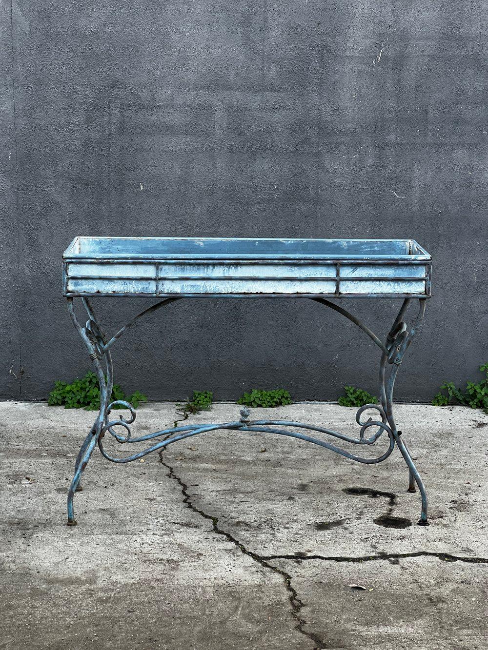 Vintage 1990 Arras Style Tall Weathered Metal Plant Stand en vente 4