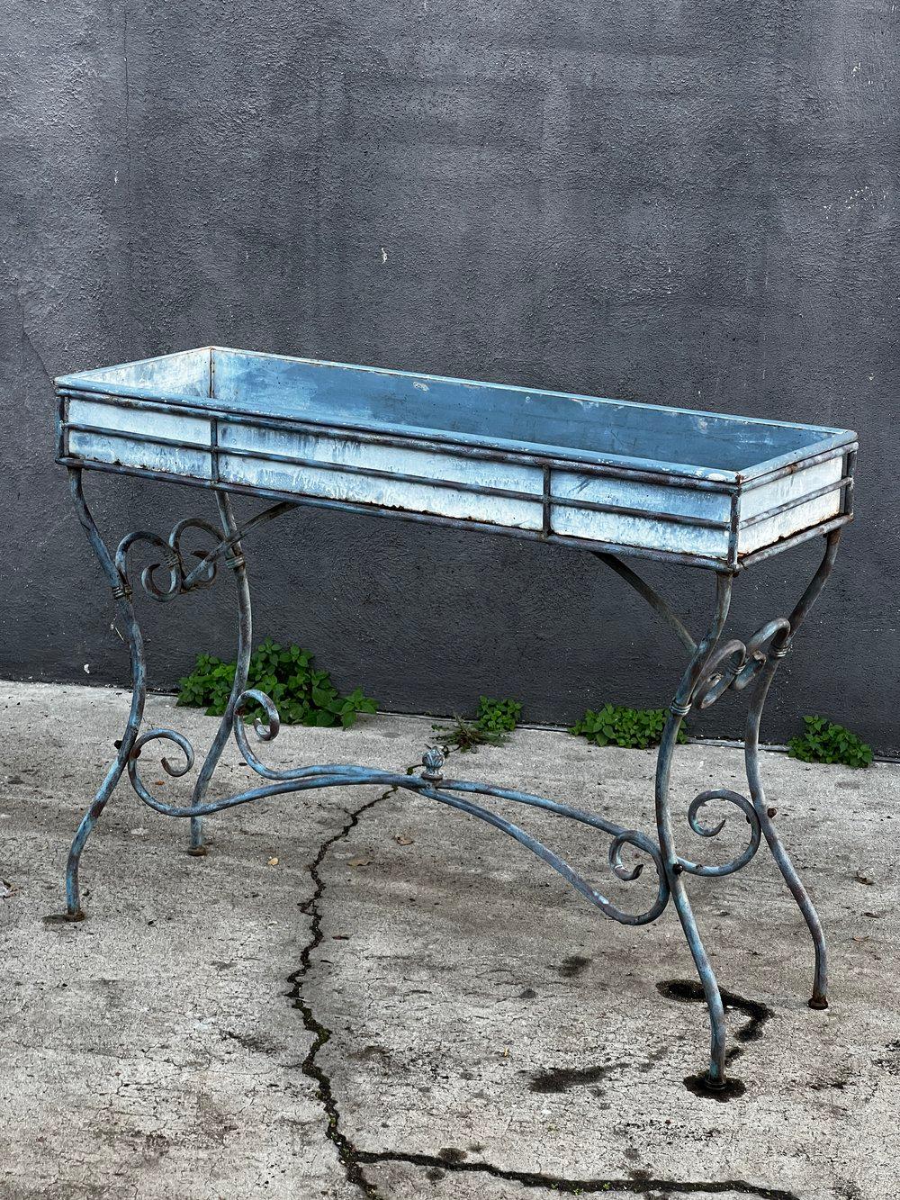 Vintage 1990 Arras Style Tall Weathered Metal Plant Stand en vente 5