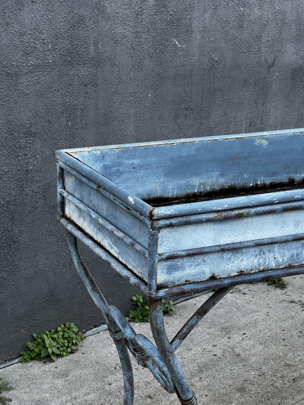 Mid-Century Modern Vintage 1990 Arras Style Tall Weathered Metal Plant Stand en vente
