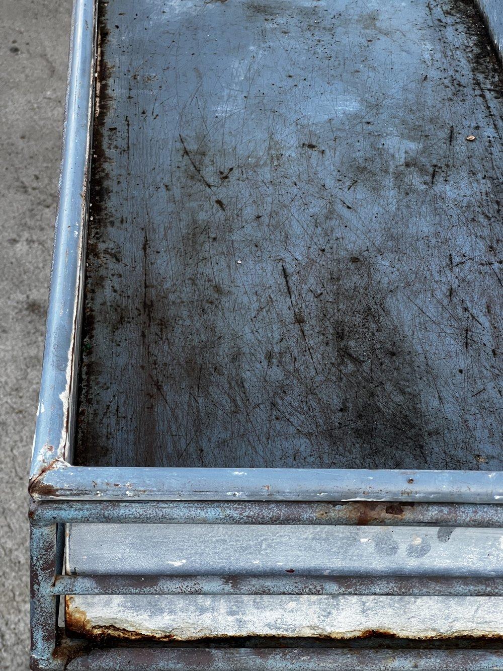 Inconnu Vintage 1990 Arras Style Tall Weathered Metal Plant Stand en vente