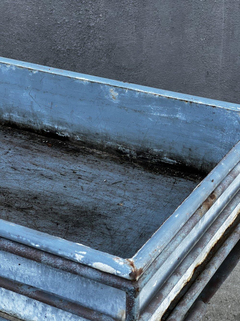 Vintage 1990 Arras Style Tall Weathered Metal Plant Stand Bon état - En vente à West Hollywood, CA