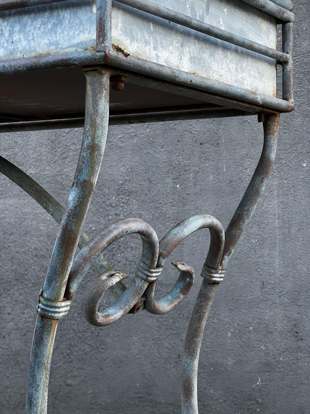 Métal Vintage 1990 Arras Style Tall Weathered Metal Plant Stand en vente