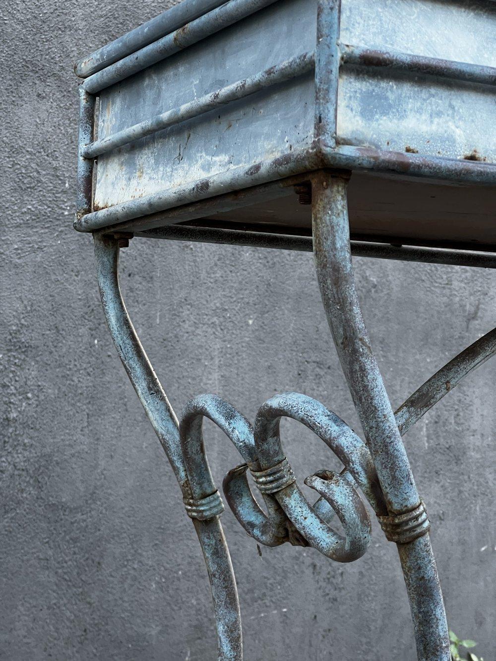 Vintage 1990 Arras Style Tall Weathered Metal Plant Stand en vente 2