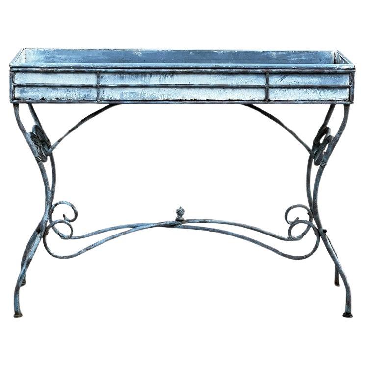 Vintage 1990 Arras Style Tall Weathered Metal Plant Stand en vente