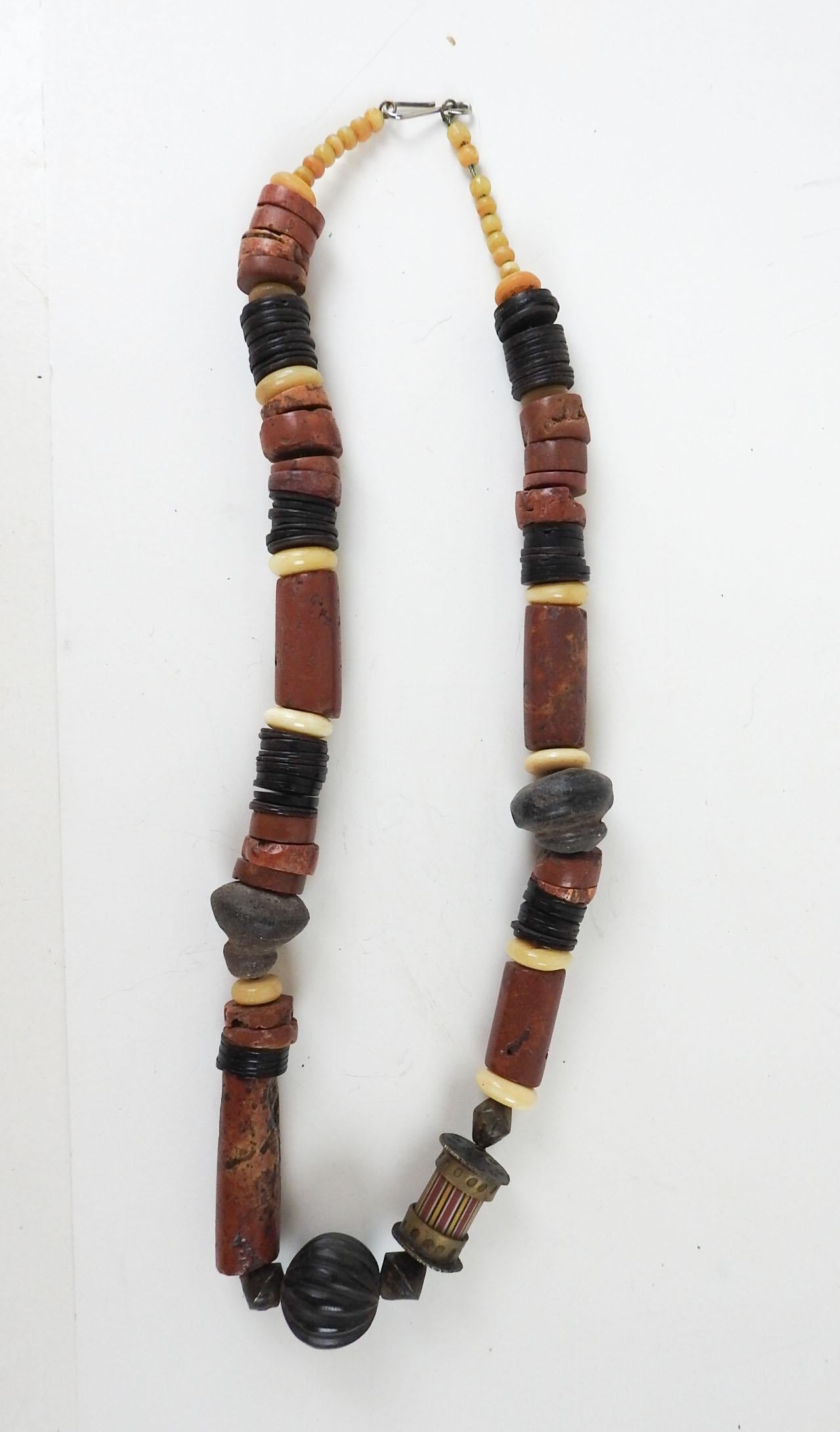 Laiton Collier de perles artisanal tribal Bauxite Pottery vintage des années 1990 en vente
