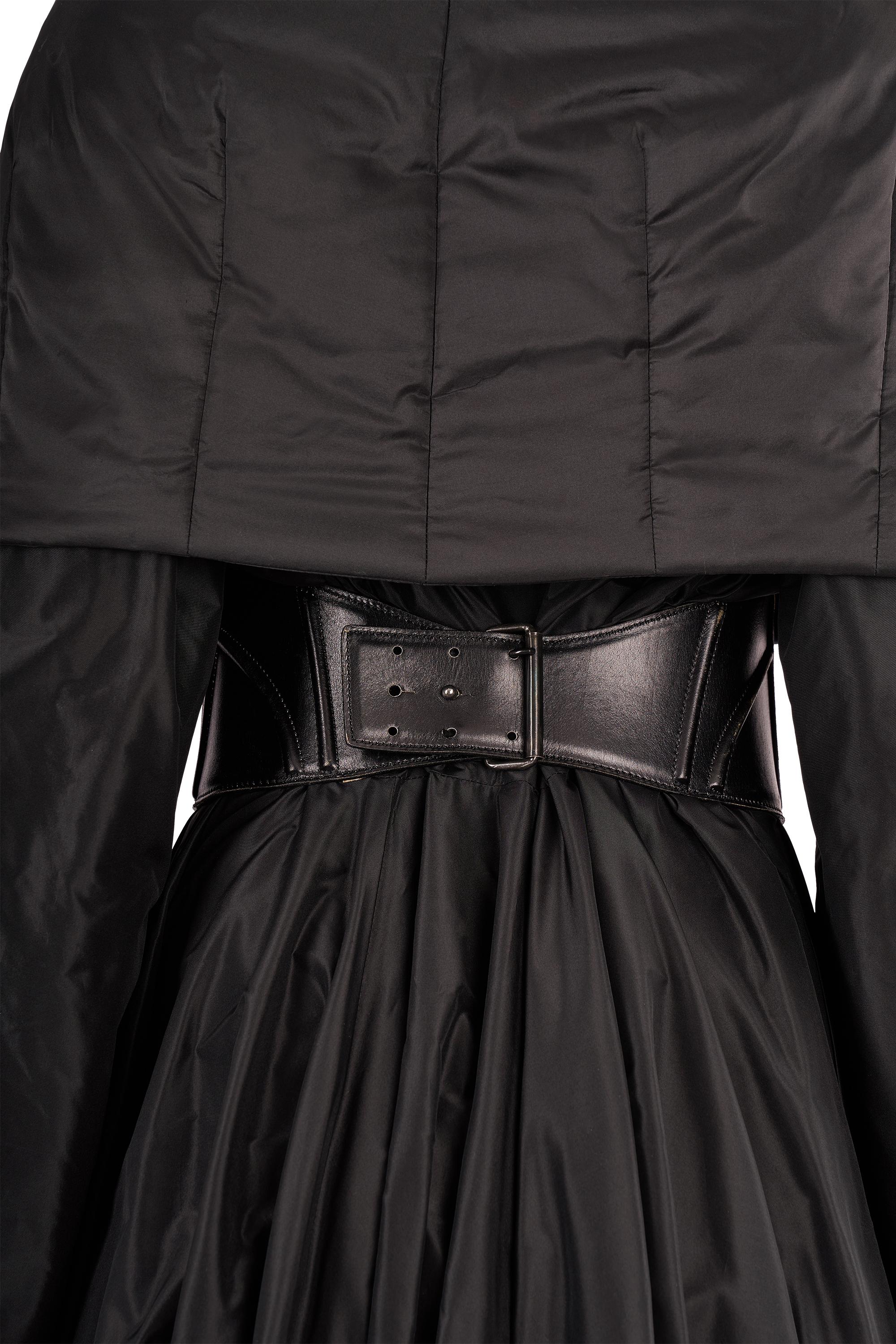 Vintage 1990's Azzedine Alaïa Abrigo largo acolchado con cuello chal Negro en venta
