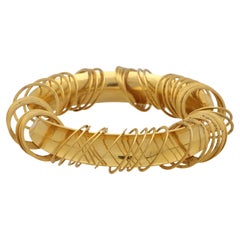 Bracelet jonc vintage des années 1990 avec motifs de cercles suspendus en or jaune 22 carats