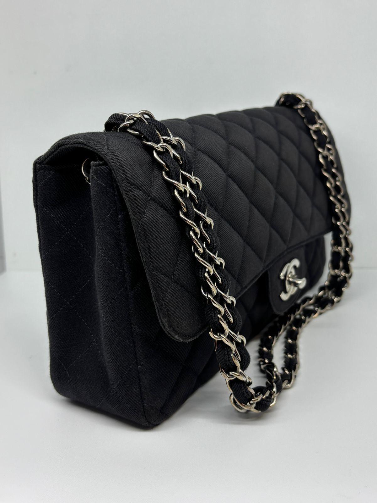 Vintage 1990s Black Canvas Quilted Classic Medium Shoulder Single Flap Bag In Good Condition For Sale In Jakarta, Daerah Khusus Ibukota Jakarta