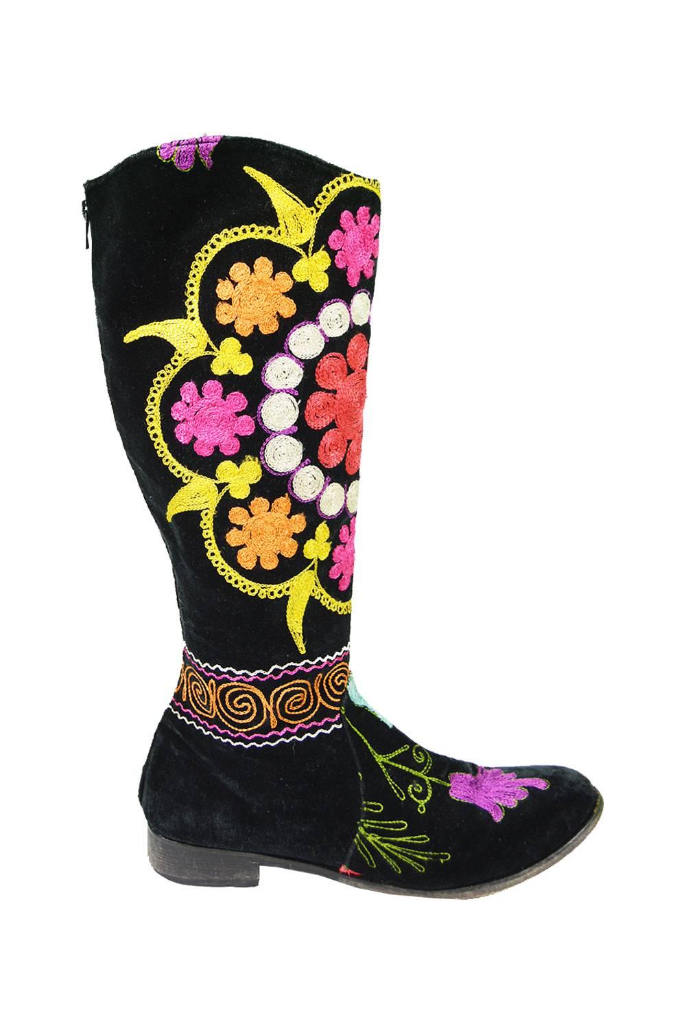 Vintage 1990s Black Velvet & Multicolored Turkish Suzani Style Embroidered Boho Boots

Size: Marked EU 41, approximately a UK 7.5 / US 10. Please check measurements.
Length of insole - 25.5cm 
Width (Widest Part) - 10cm
Overall Height - 43cm 
Heel