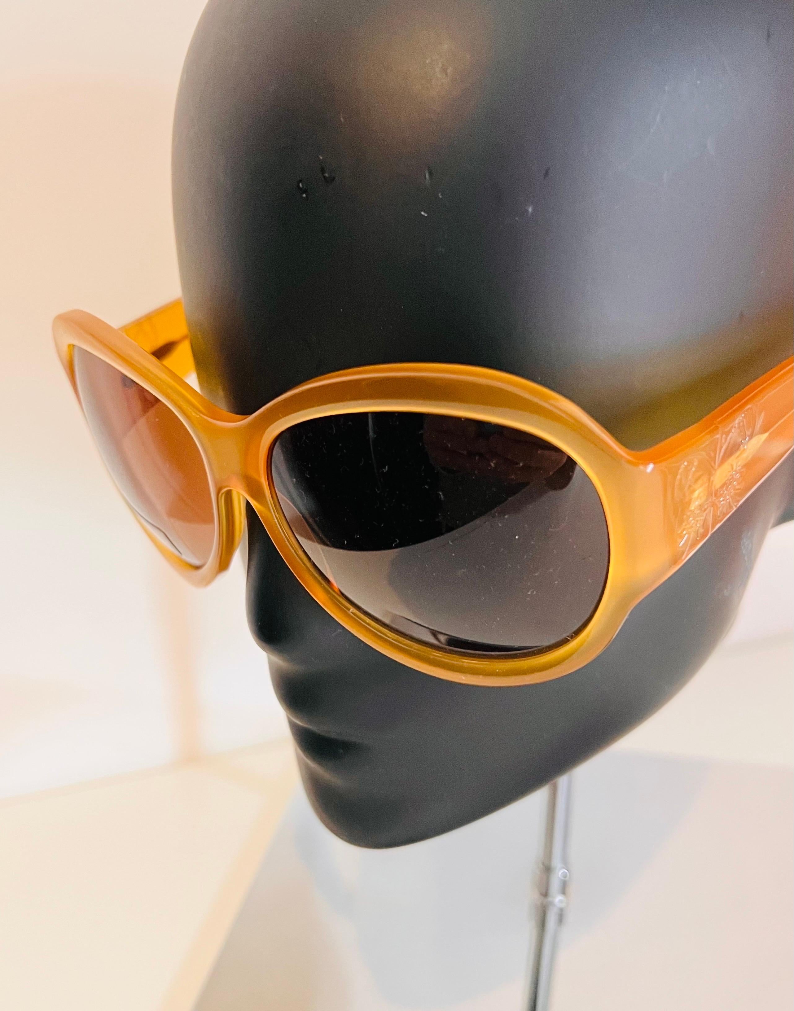 Vintage 1990s Bottega Veneta sunglasses in honey colour with butterfly detail In Excellent Condition For Sale In COLLINGWOOD, AU