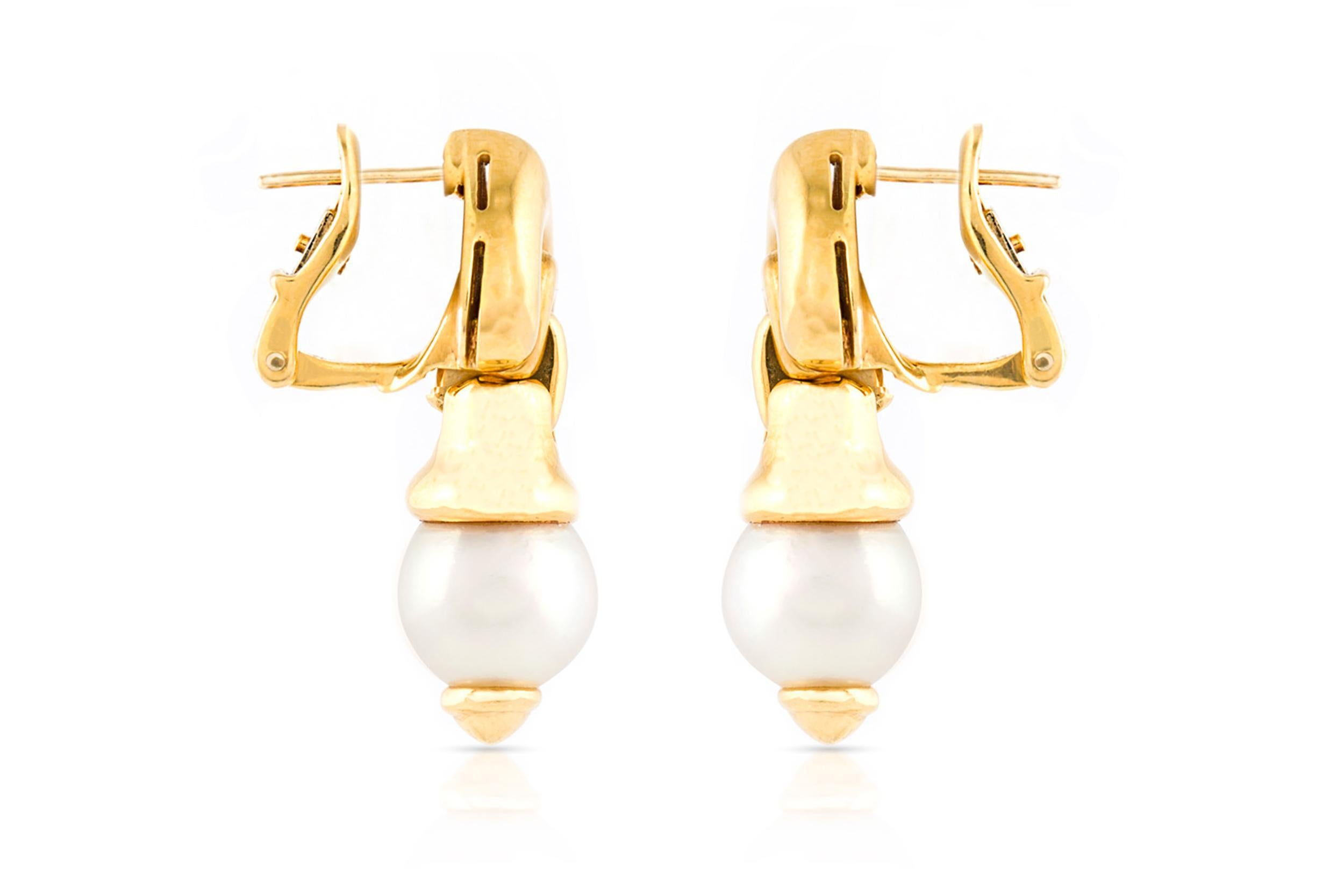 Finamente elaborada en oro amarillo de 18 quilates con perlas cultivadas. 
Firmado por Bvlgari
Alrededor de 1990
1 3/16 x 1/2 pulgadas
