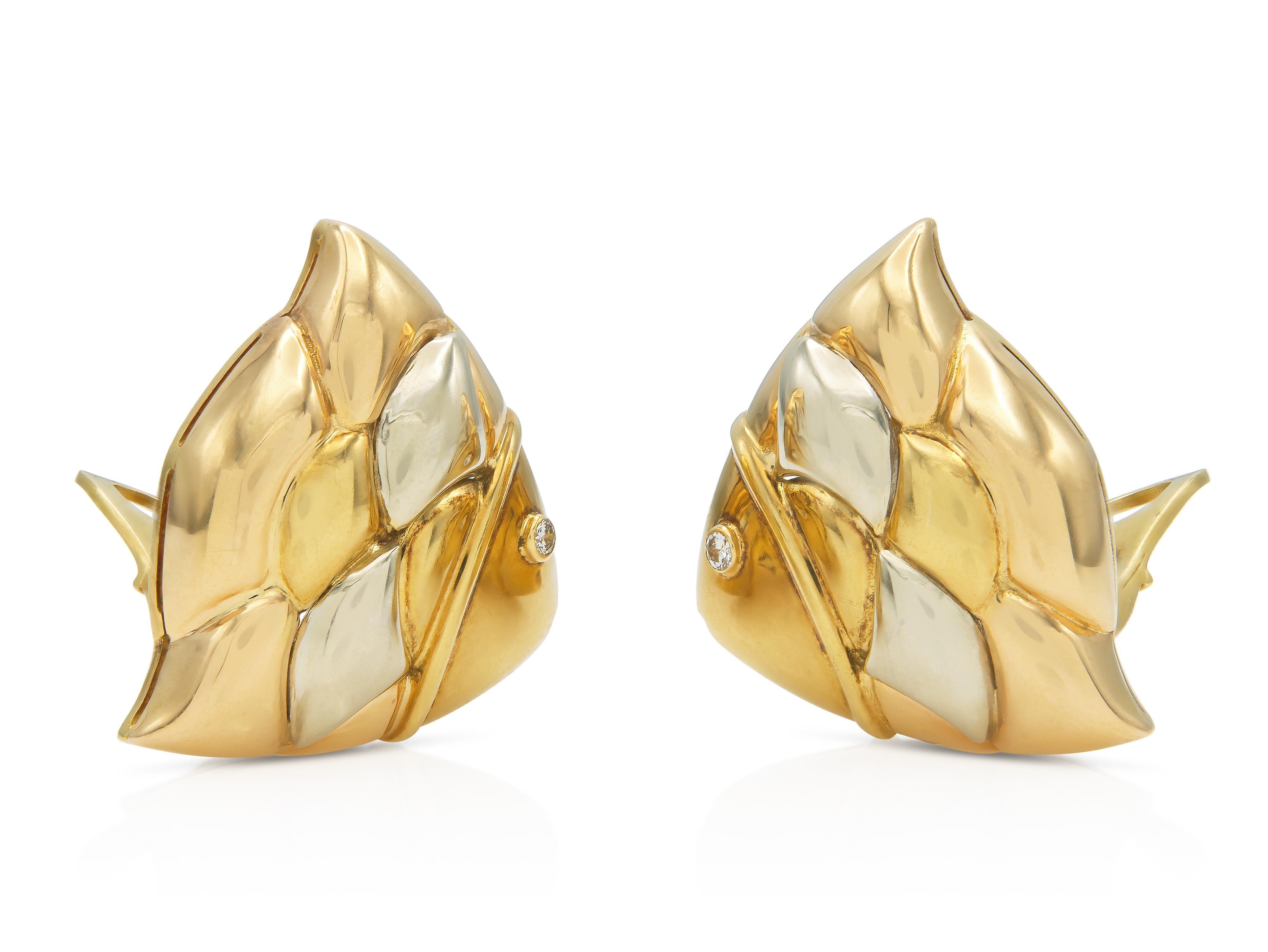 Finemente realizzato in oro giallo, rosa e bianco 18 carati con piccoli diamanti rotondi taglio Brilliante come occhi.
Firmato da Bvlgari
Circa anni '1990