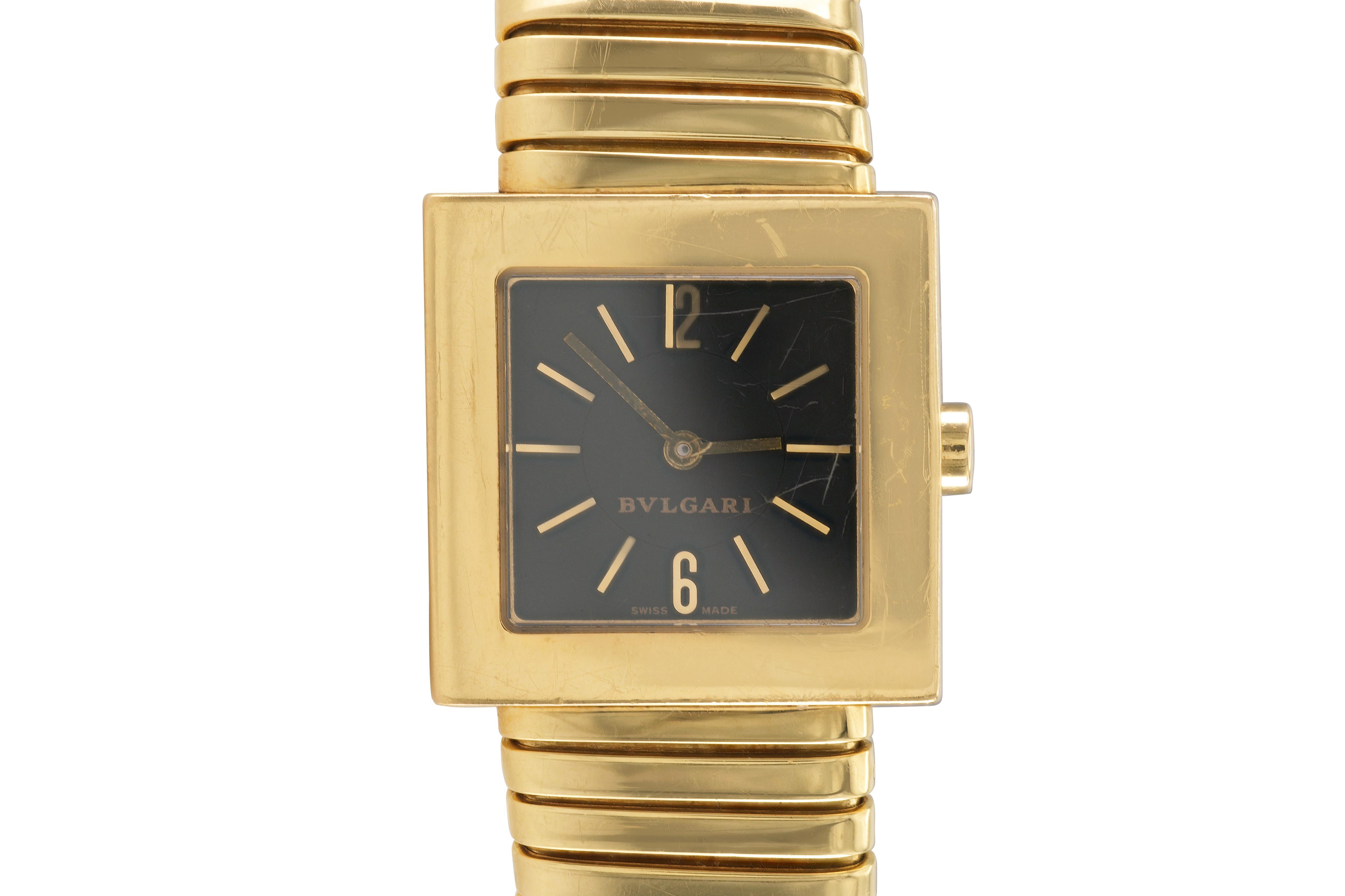 Finemente realizzato in oro giallo 18 carati con quadrante quadrato laccato nero.
Firmato da Bvlgari
Circa anni '1990
Viso da 22 mm
Modello #SQ 22 2T
Taglia 6 - 6 1/2, flessibile