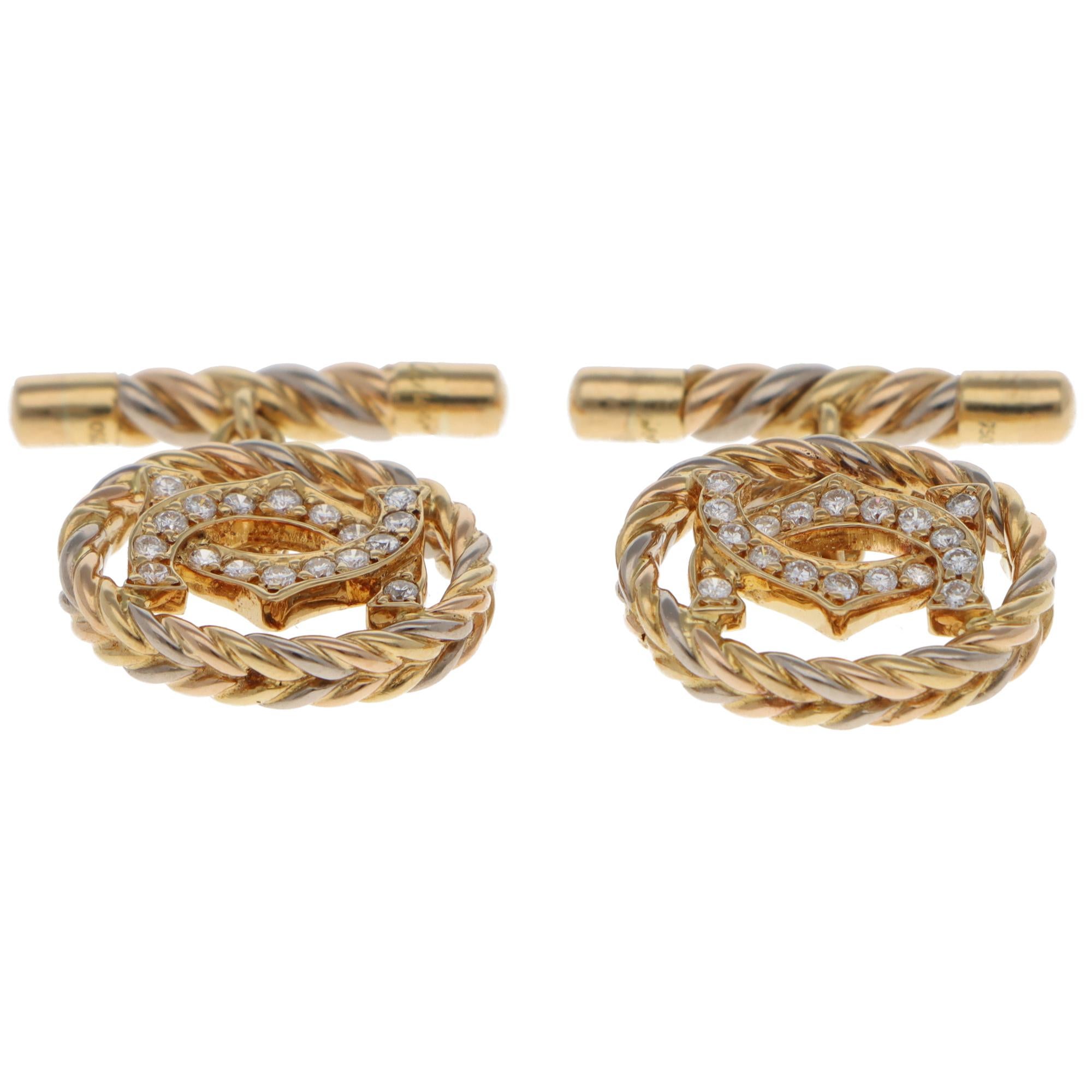 Clásicos gemelos vintage C de Cartier con cadena de eslabones y diamantes, engastados en oro rosa, blanco y amarillo de 18 quilates, hacia la década de 1990.

La pieza pertenece a una de las colecciones icónicas de Cartier. Los gemelos se componen